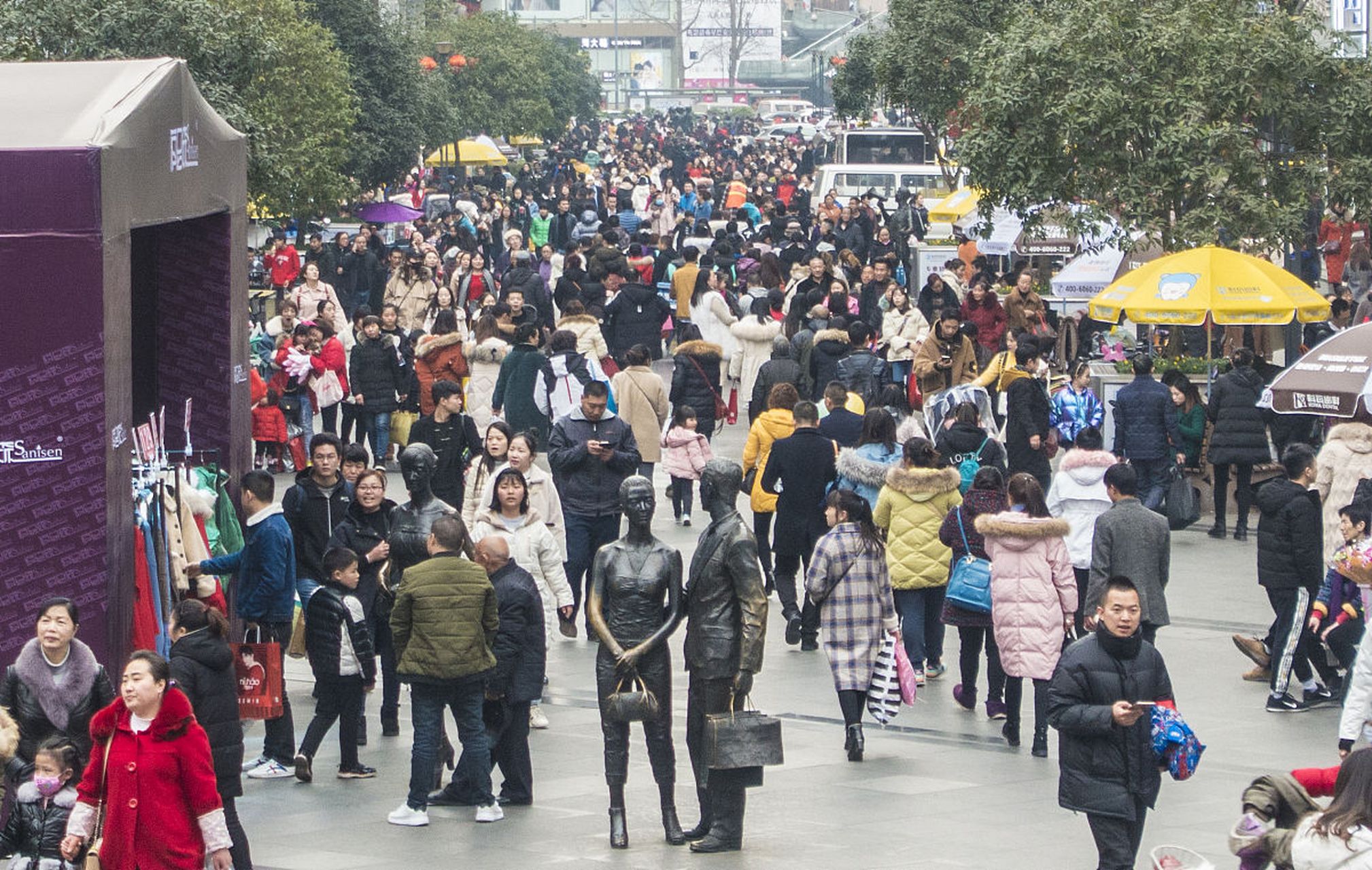 万人空巷,意思是家家户户的人都从巷子里面出来了,多用来形容庆祝