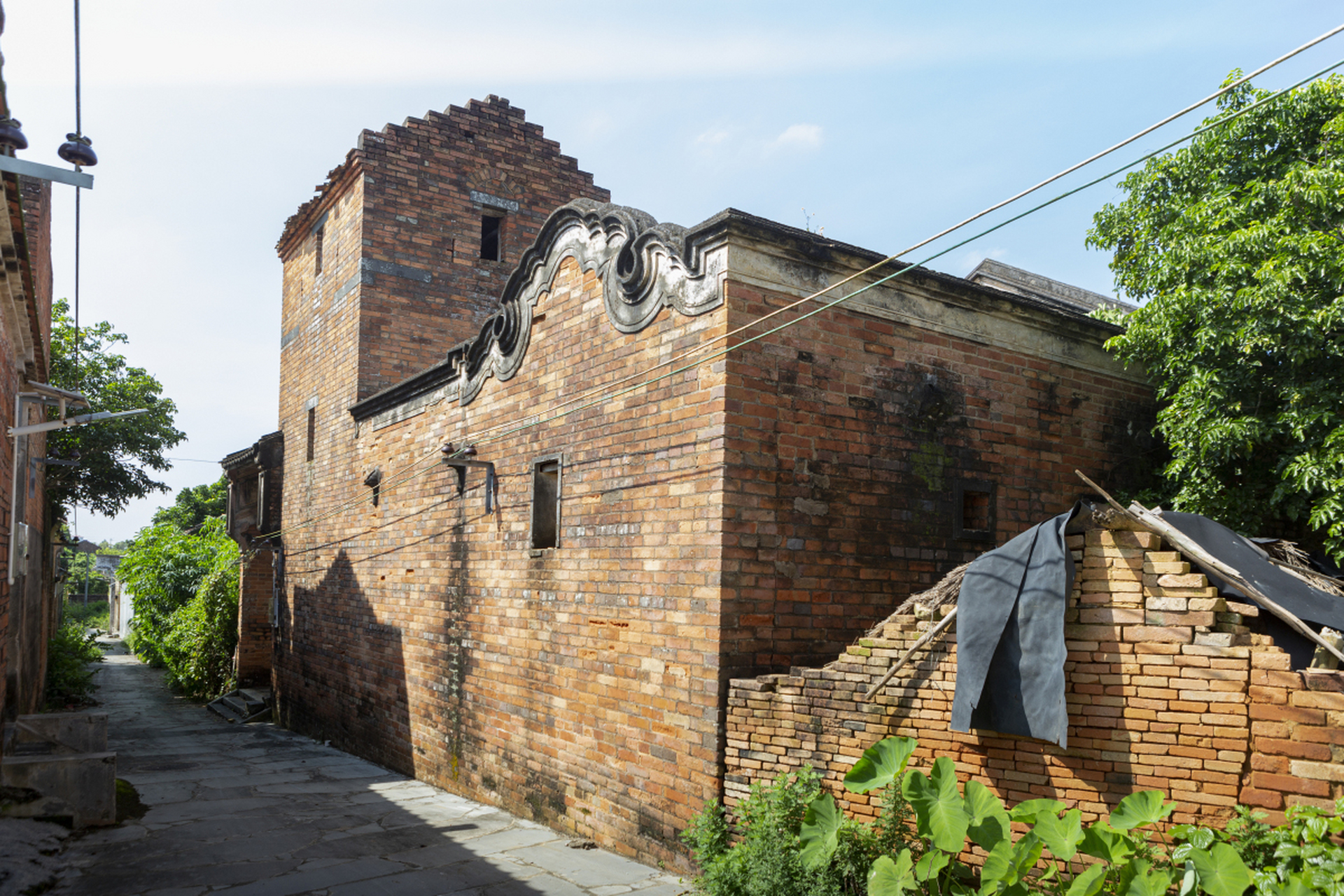 泉州蟳埔村,藏着千年的魅力!穿越石板街道,青瓦白墙的古渔风情.