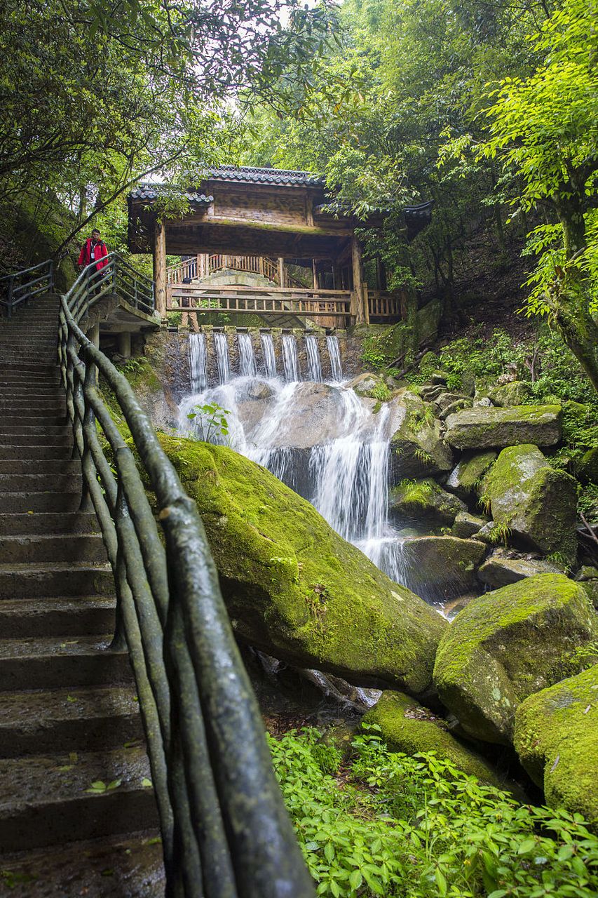 这里峨眉山脉的一部分,被誉为"天府之后山",是一个集山川秀丽,森林