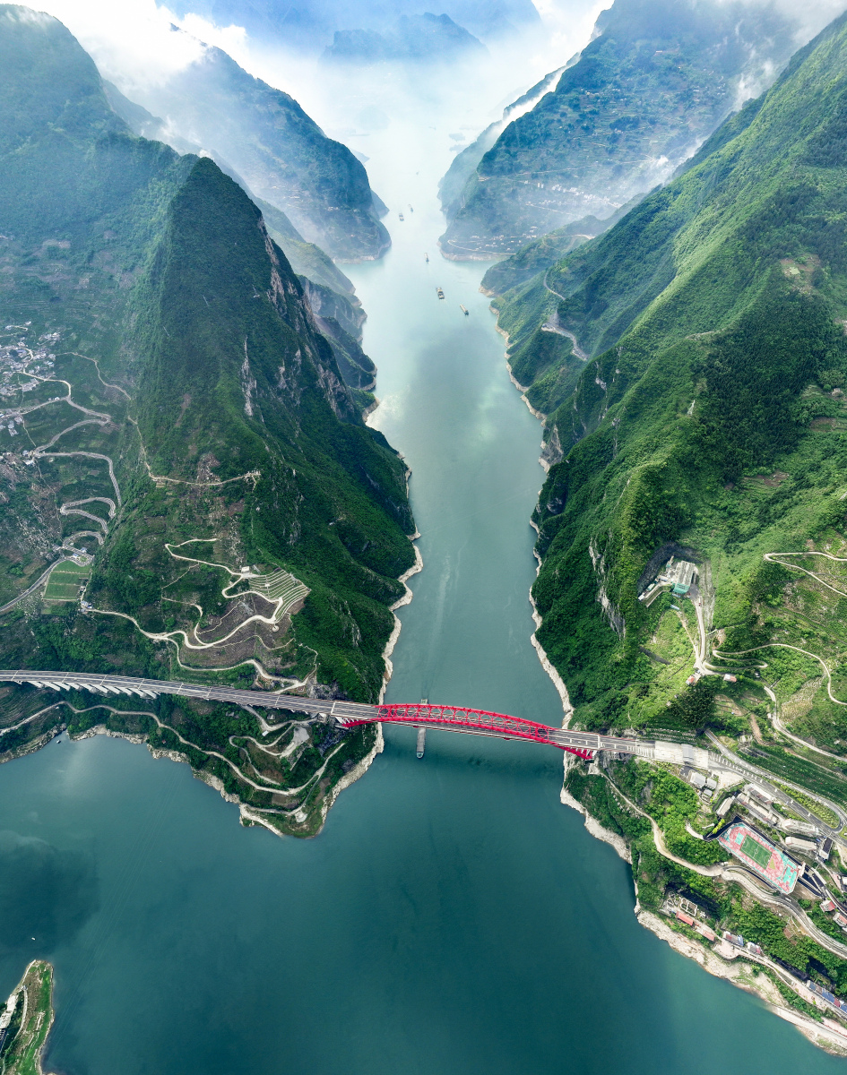 江水在这里变得奔腾汹涌,峡谷两岸,山峦叠嶂,峭壁如削.