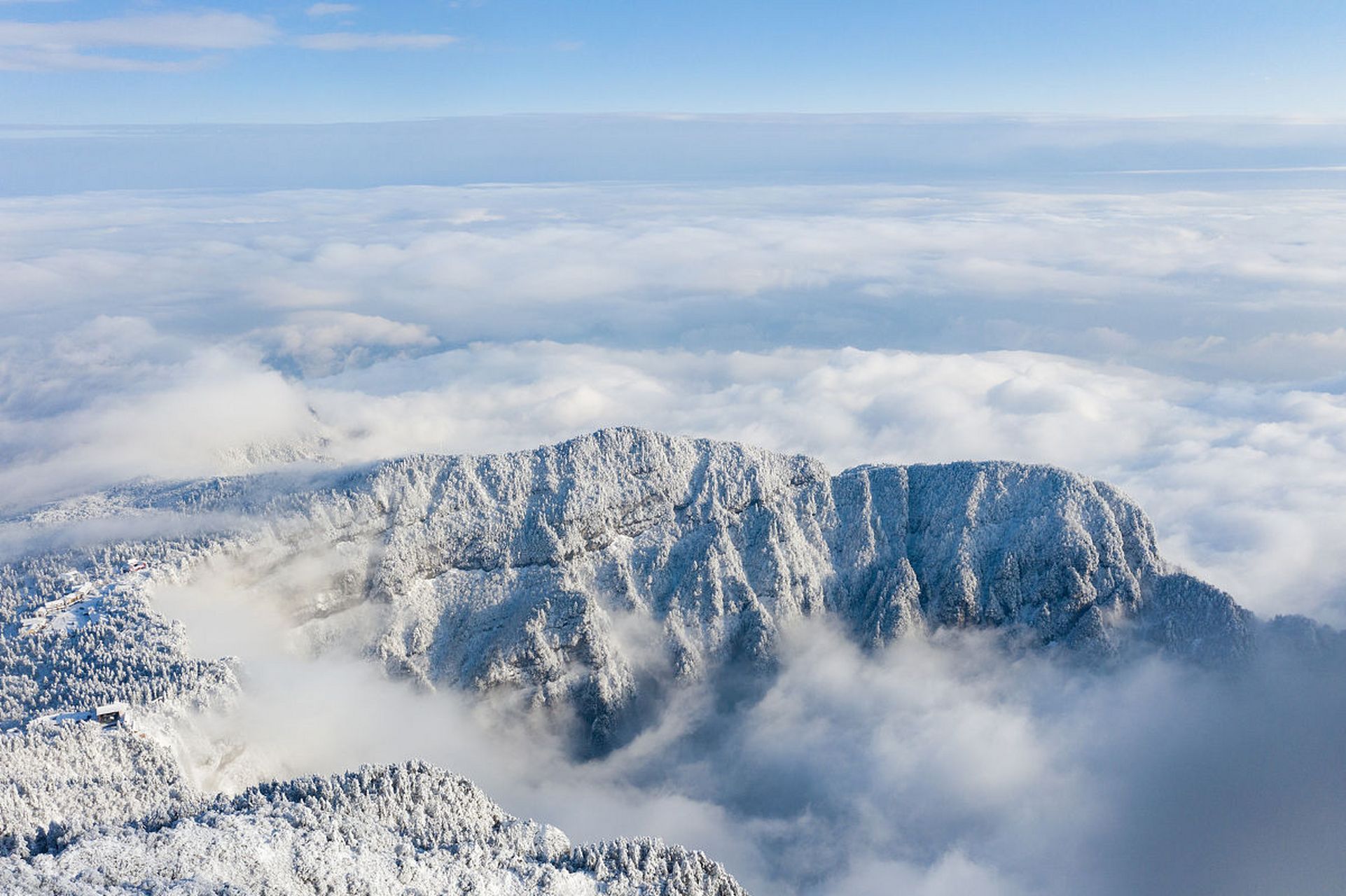 拍摄牛背山雪山云海出片的技巧如下: 1.