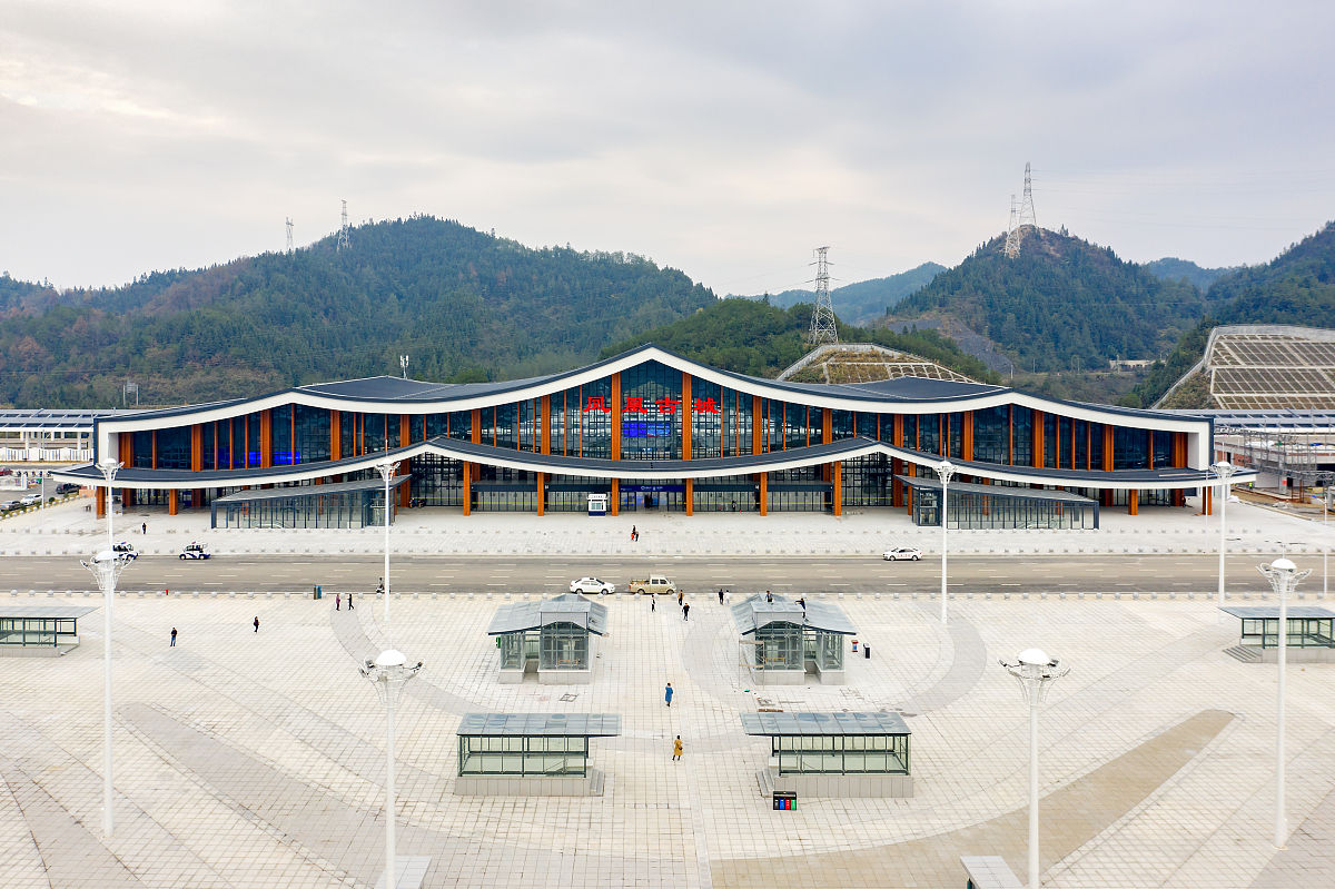 如果出发地有直达凤凰古城站的高铁车次,可直接在12306官方网站,手机