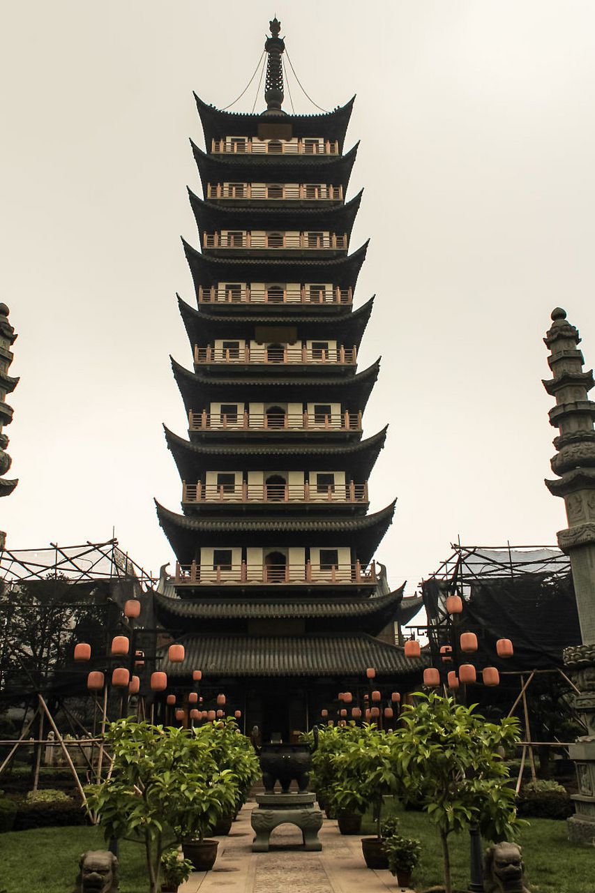 **万寿塔,青浦镇的文化瑰宝** 在青浦县青浦镇南门,有一座名为万寿塔