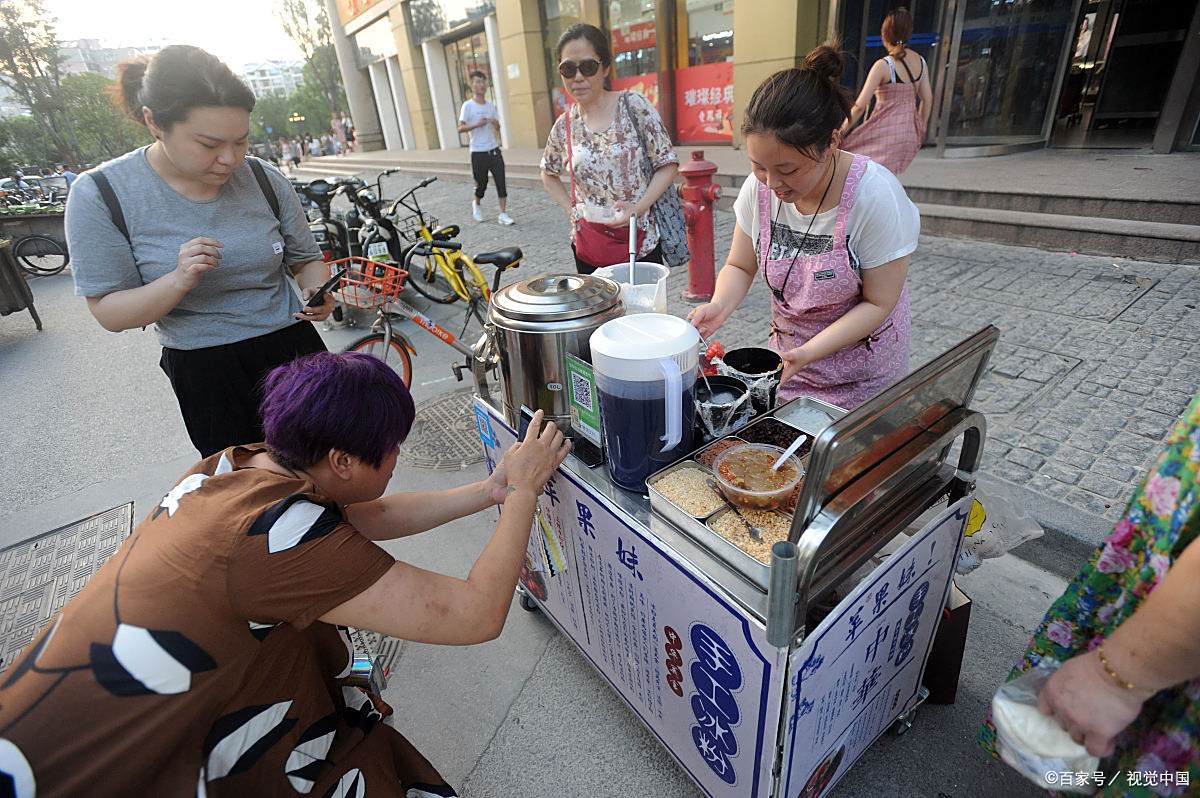 摆地摊赚千万的人(摆地摊挣了100万)