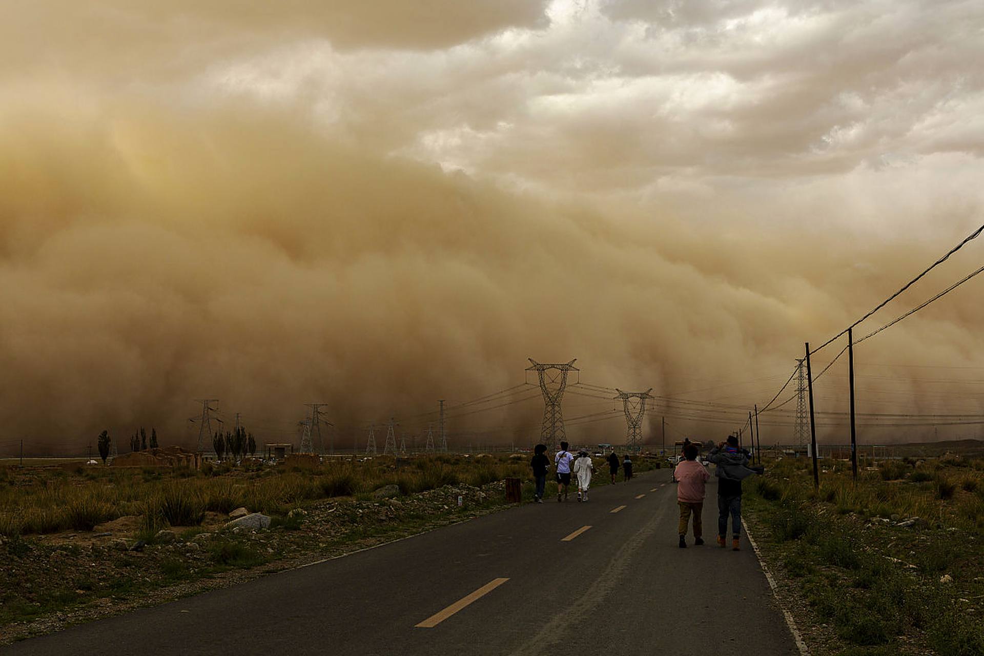 甘肃河西走廊遭大风沙尘袭击 多地沙尘暴现巨型沙墙11月25日下午,长约
