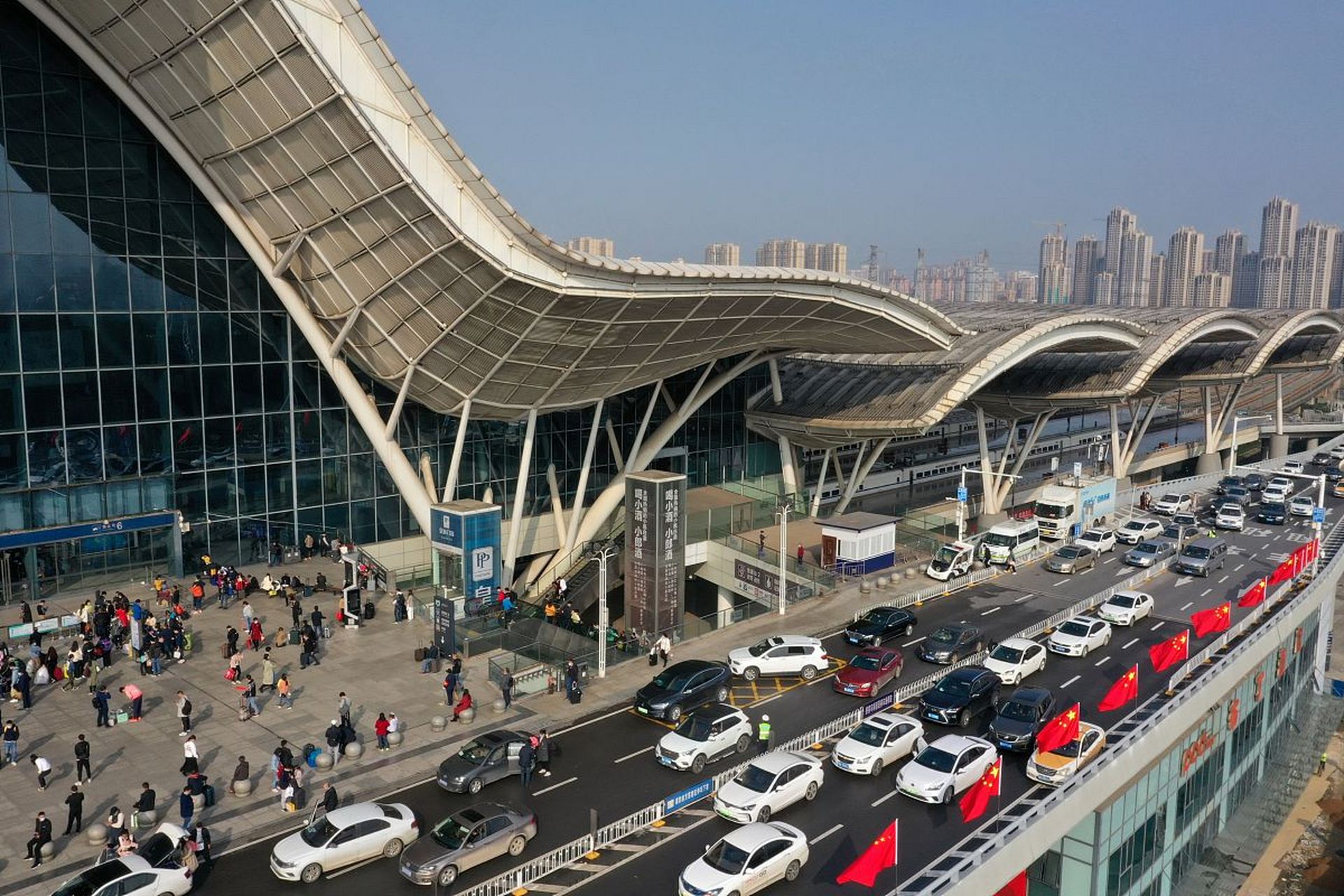 武汉站太老了,现在对比其他新建的高铁站来说太拉胯了.候车厅小,还冬