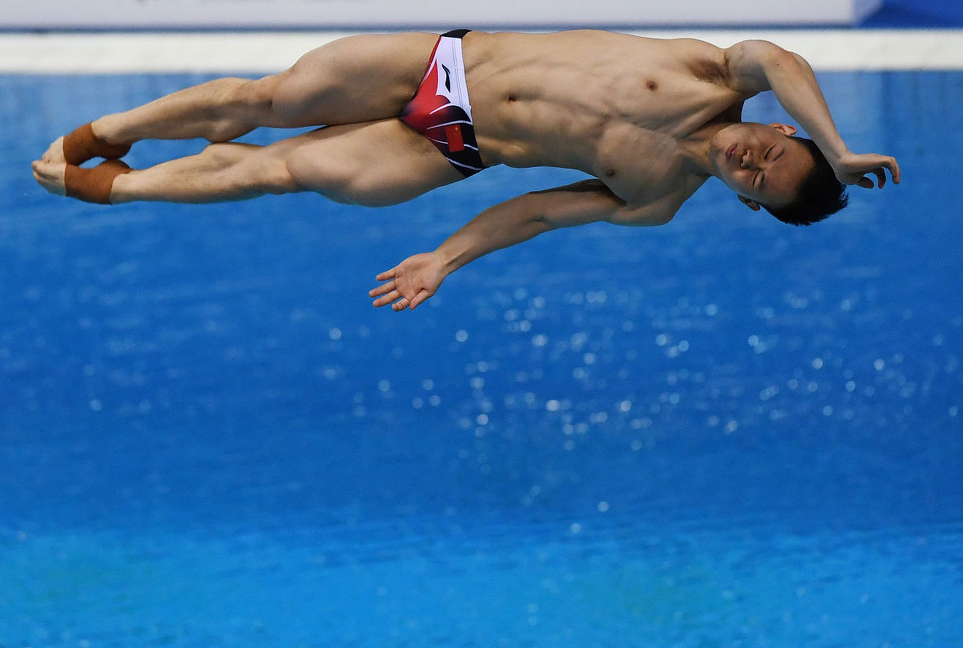 徐嘉余在男子100米仰泳比赛中,以超凡的实力,创下了新的亚运会纪录,为