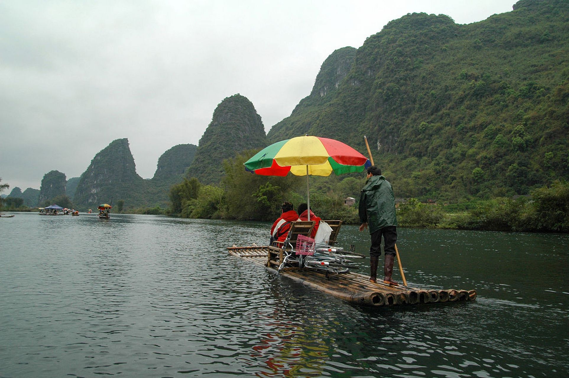 如果你计划到桂林旅游,不要错过乘坐竹筏游漓江的体验.