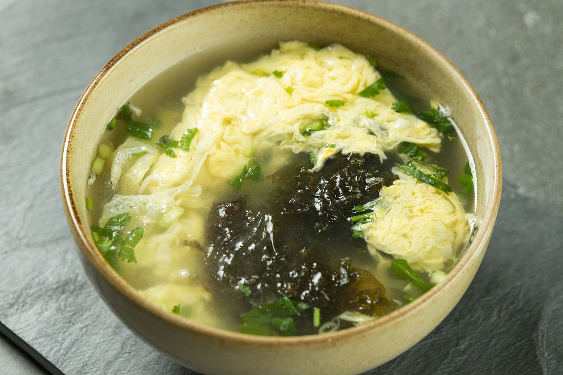 92家常素汤大全——清新健康的餐桌必备  在家常饮食中,汤是不可