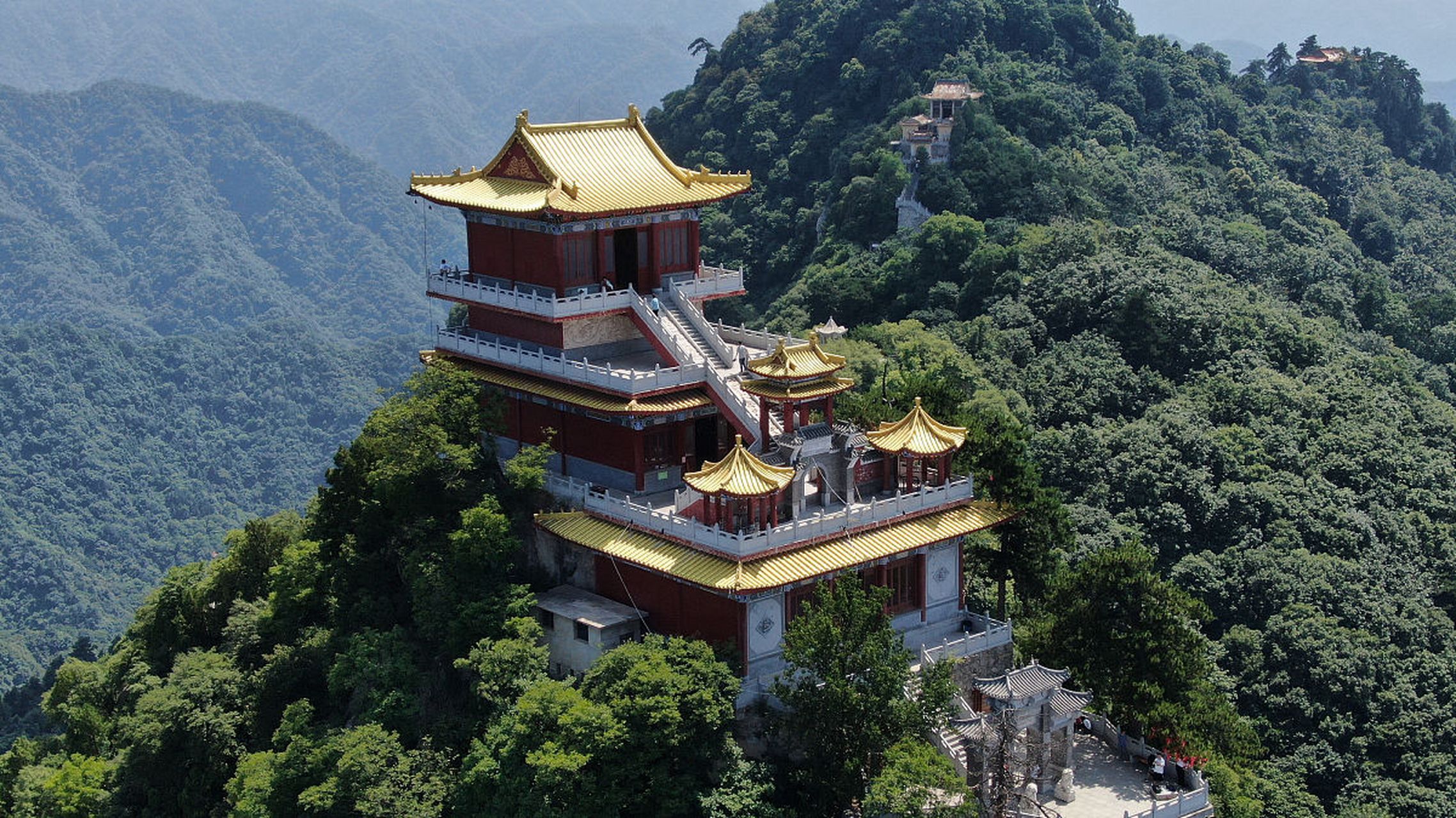 迎接2023年杭州亚运会的同时,我们还可以欣赏到衢州药王山的美丽景色
