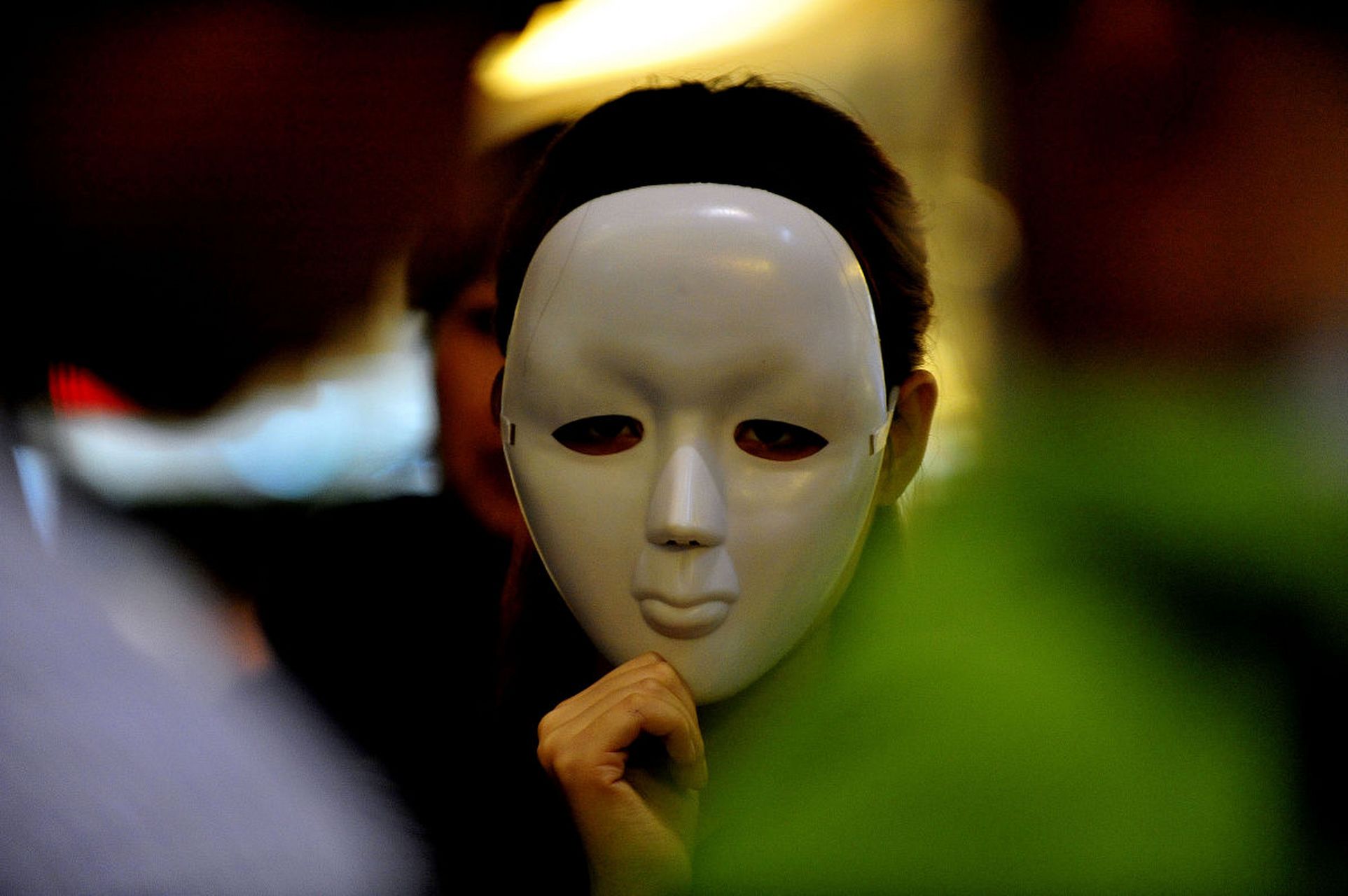 在我们的生活中,我们经常会戴上各种各样的面具,这些面具在一定程度上