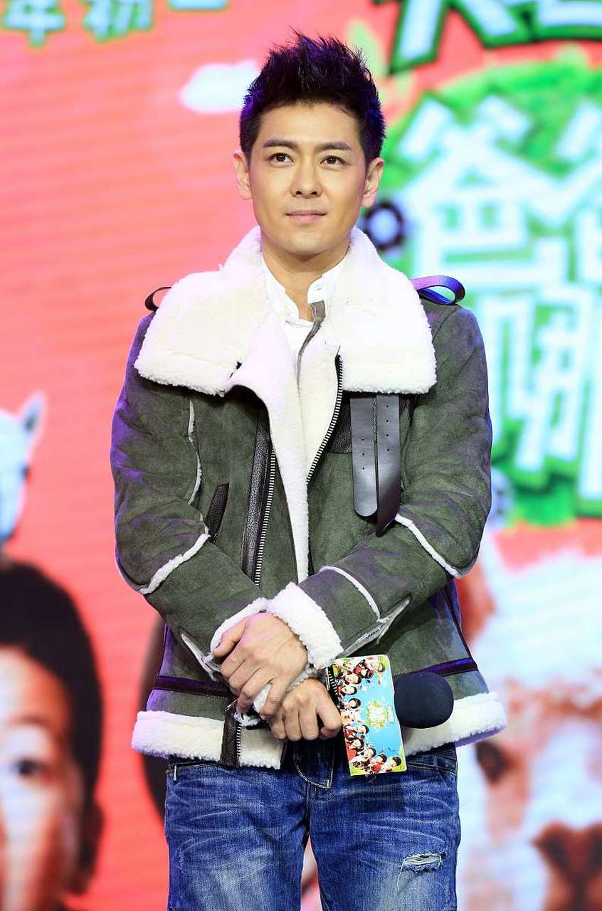 王栎鑫晒出女儿王唯伊的照片,并配文"一起成长呀,小朋友"中,王栎鑫把