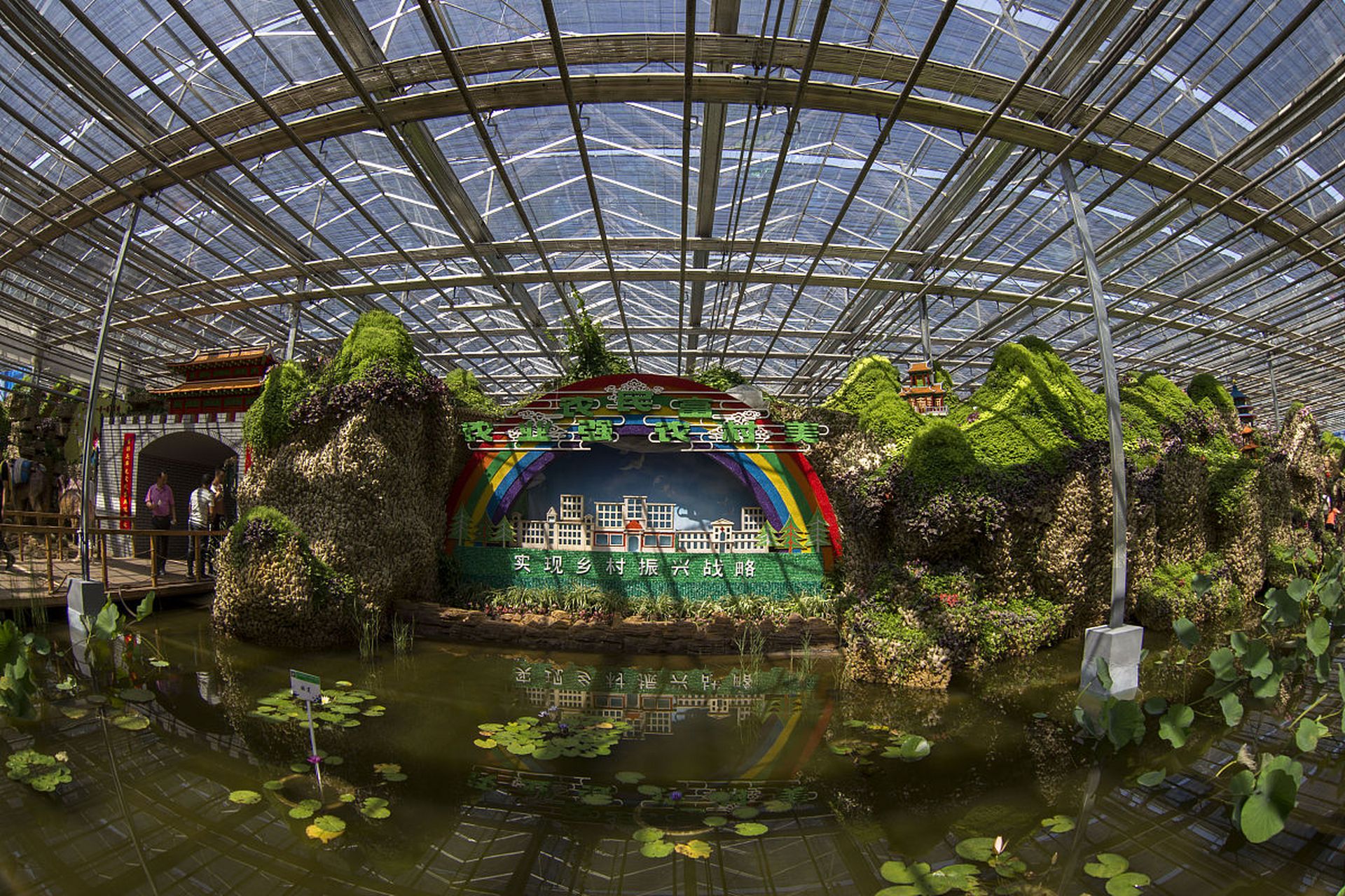 德州国家农业科技园区展厅融入了多媒体元素,互动滑轨屏,双屏联动