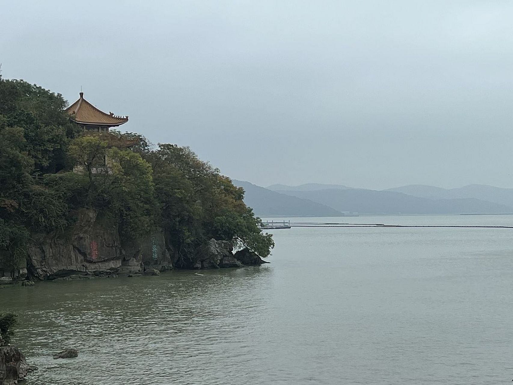 当晨曦初露,天边泛起一抹淡淡的金黄,我不禁思索:那