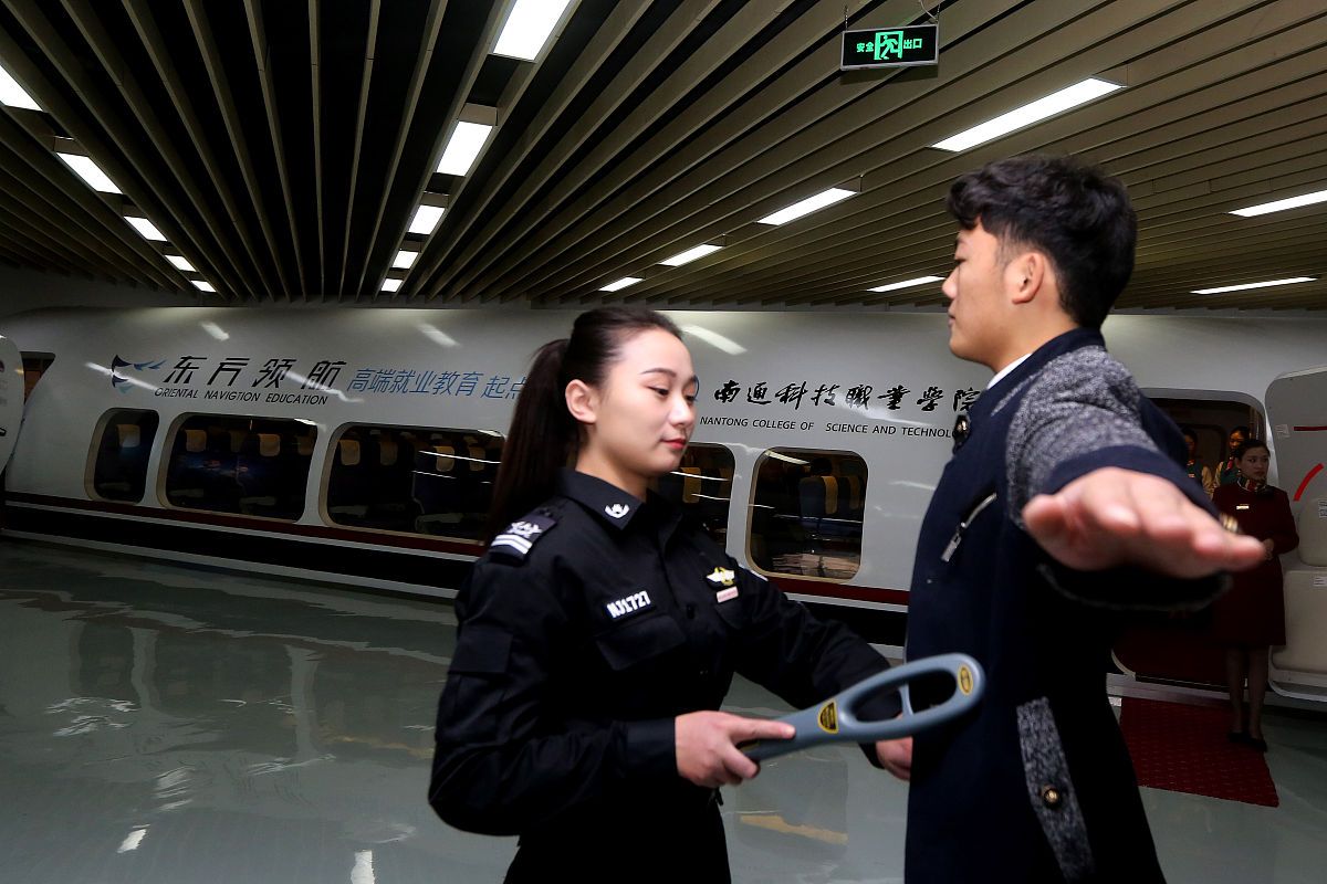 高铁安检人员服装哪里可以买高铁安检员卡通画铁路安检高铁安检员专业