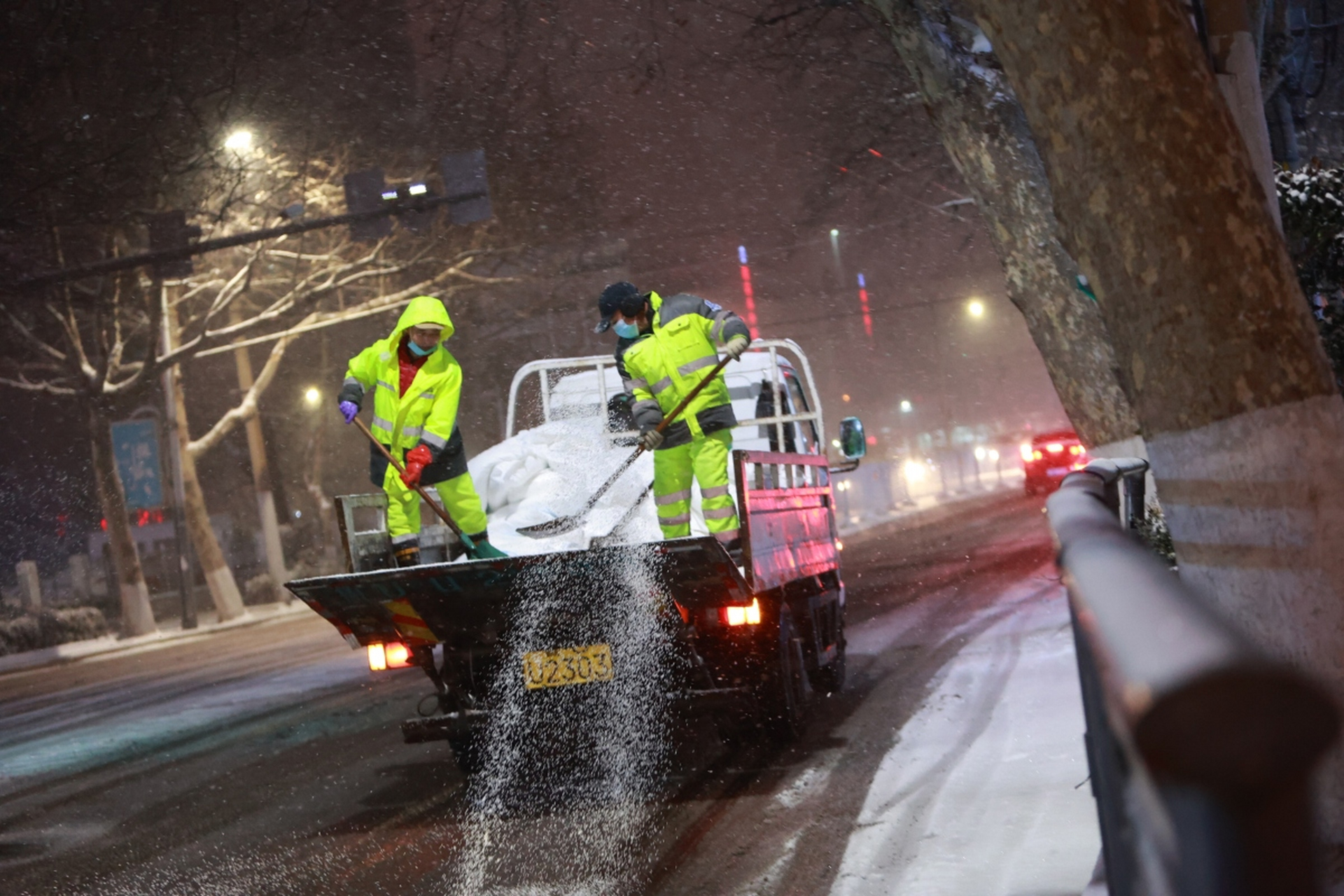 撒盐的主要原因是为了融雪和防冰,以保持道路的通畅和安全.