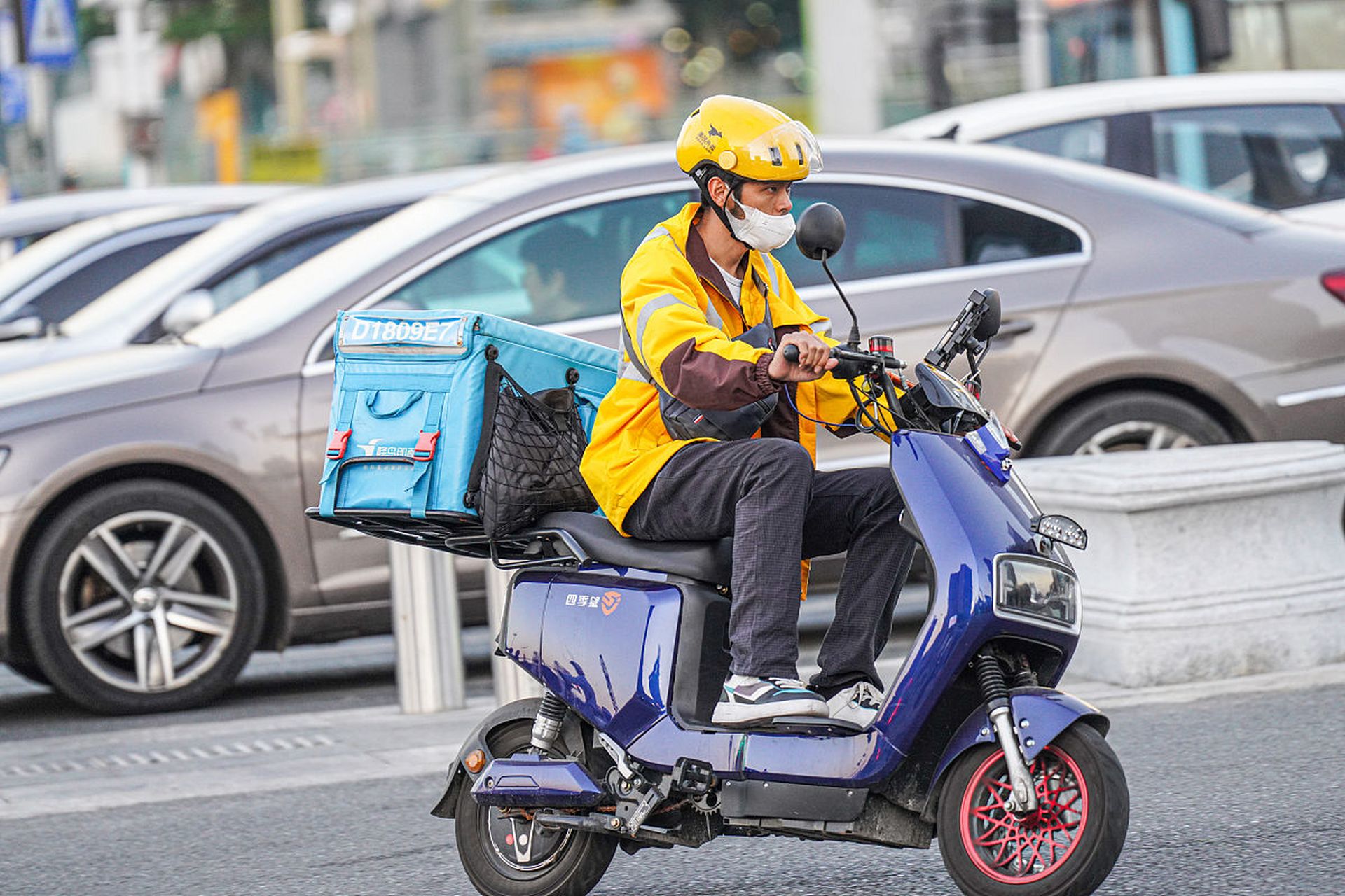 大学生去送快递送外卖,上大学还有必要吗?