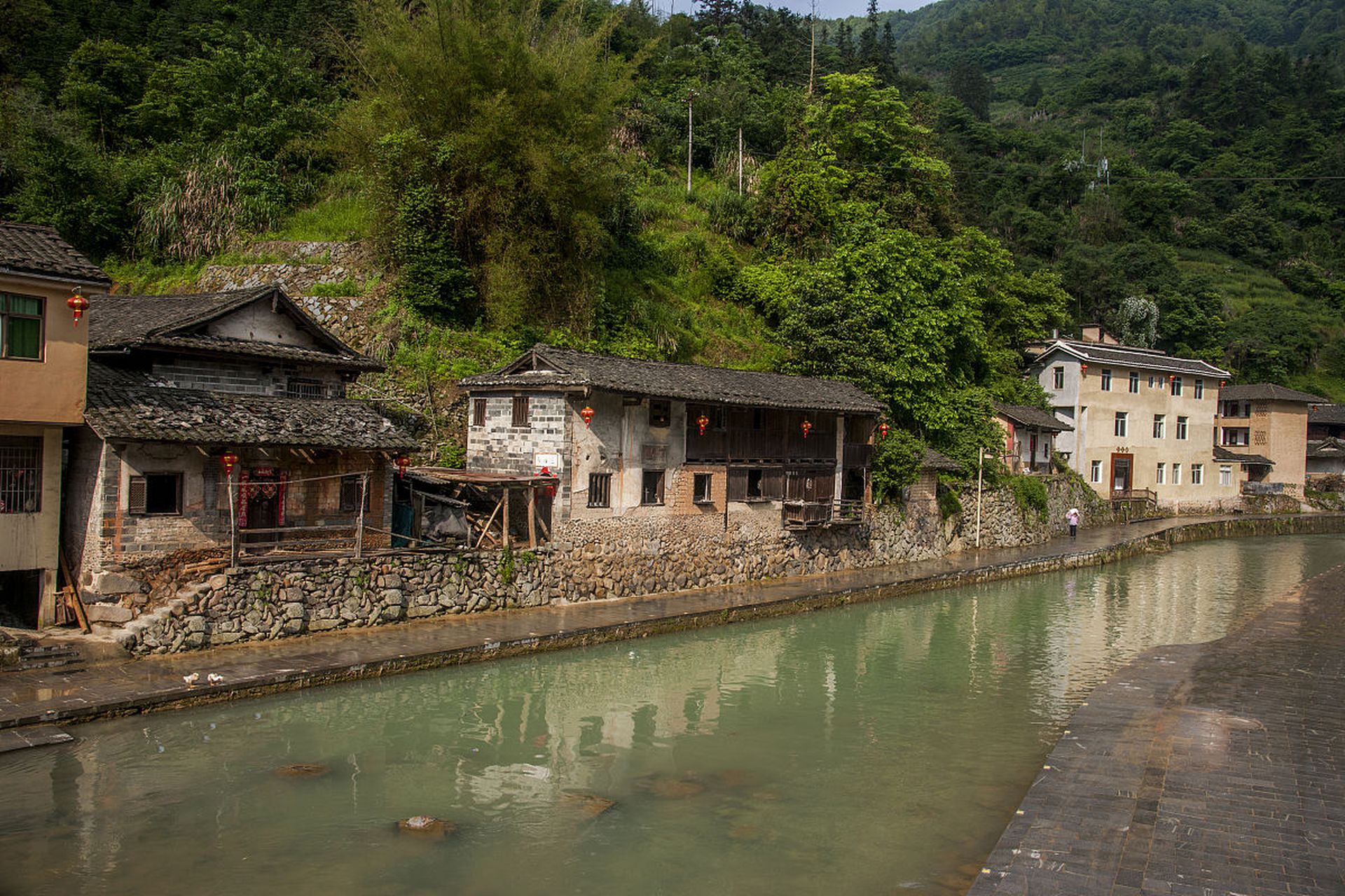 岩头村的东门被称为"献义门",从这里一条叫做"横街"的街道横穿整个