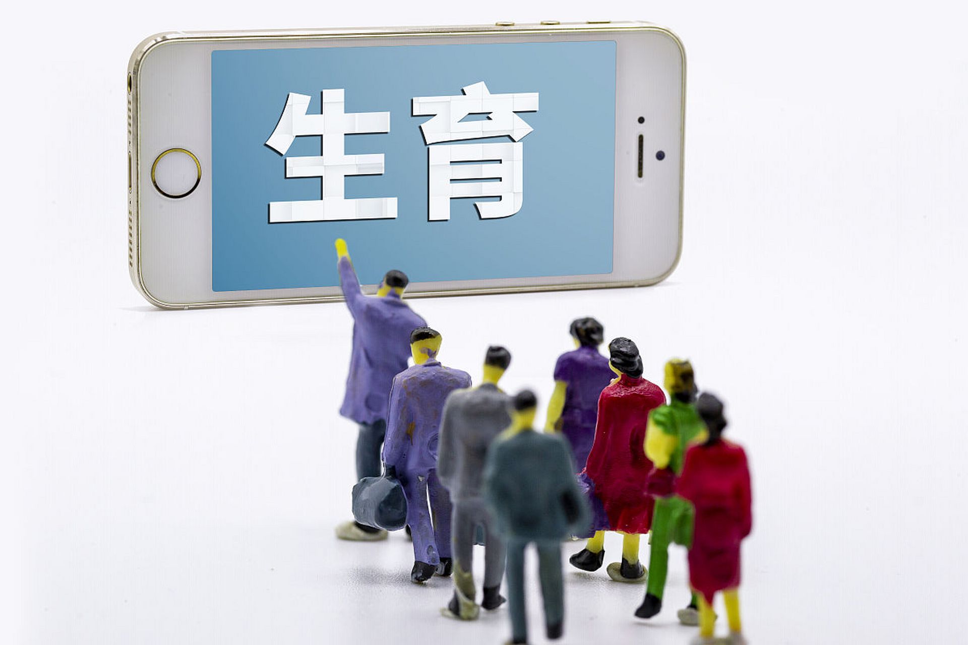 中国人口学会副会长原新表示,影响年轻人生育意愿包括高昂的经济