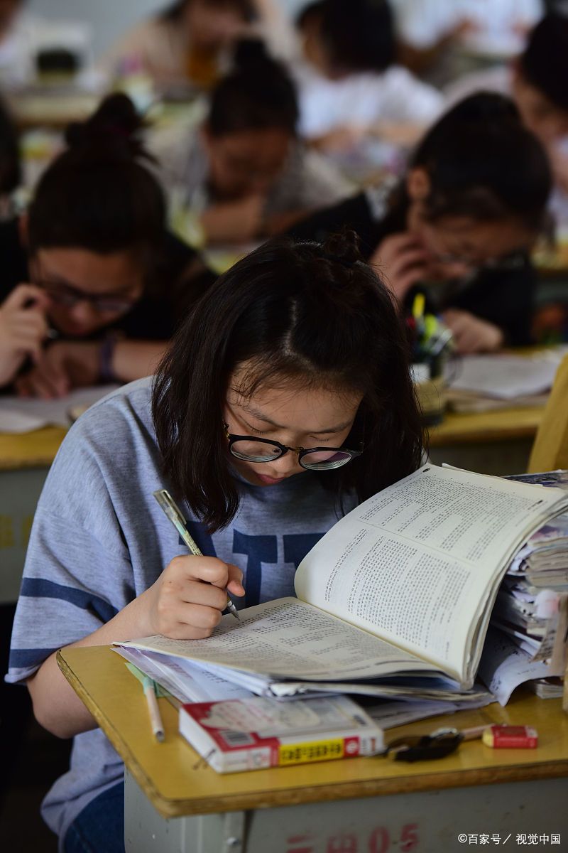 偷看手机刻苦学习剧照农村中学生安静考试画面图片女生考试抓耳挠腮