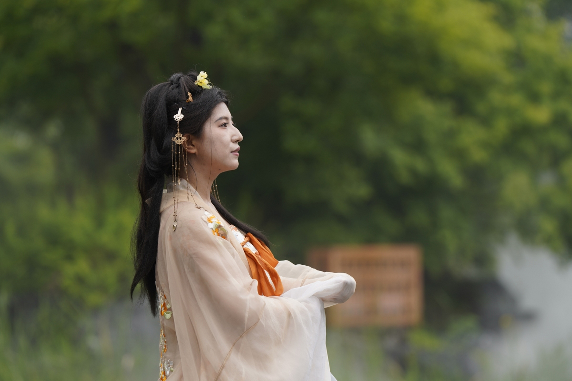 现国潮兴起,汉服重回视野,成为文化传承与个性表达之象征,连接古今