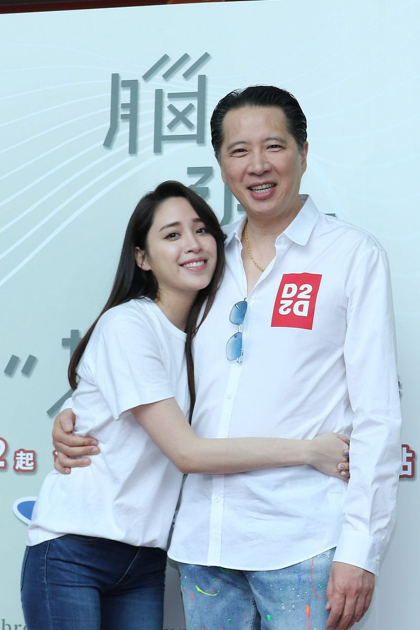 据台媒报道,欧阳娜娜的姐姐欧阳妮妮与张书豪近日被偶遇见家长,两人