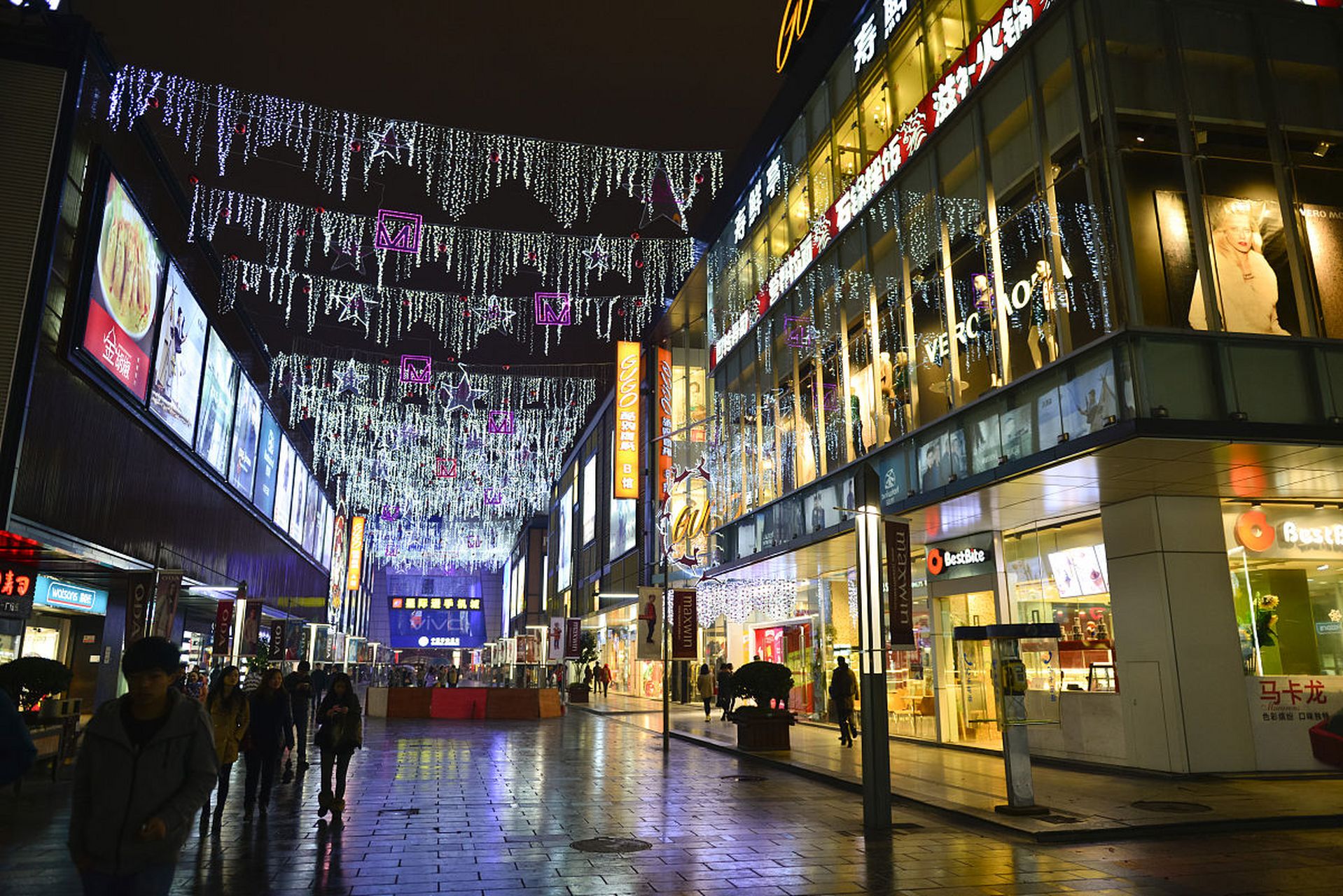 夜晚的天一广场,如繁星闪烁的璀璨宝石.