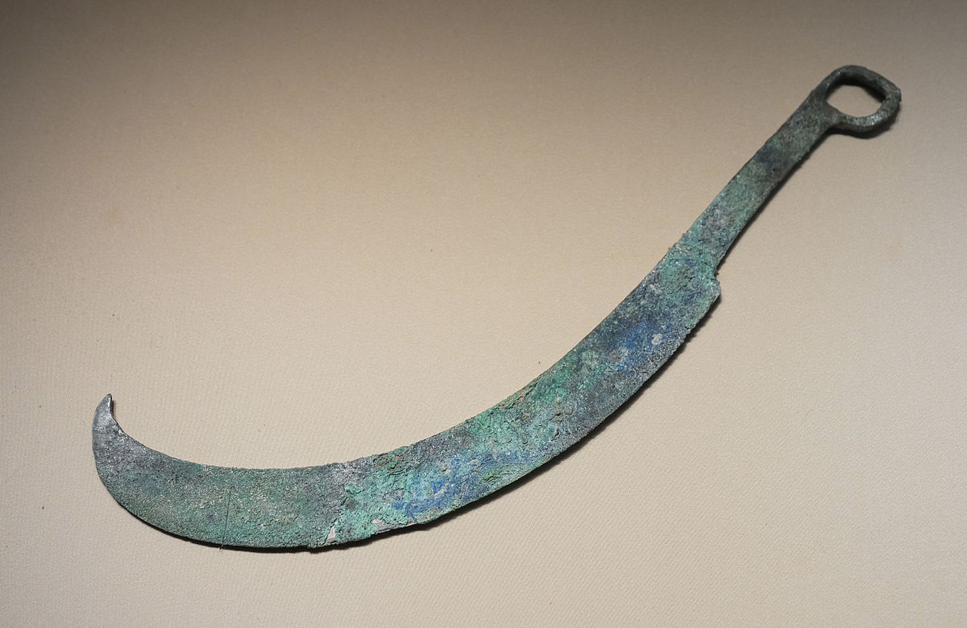 三国时期最常见的主战武器是:刀,矛,戟,钢斧,匕首和弓弩  《三国演义