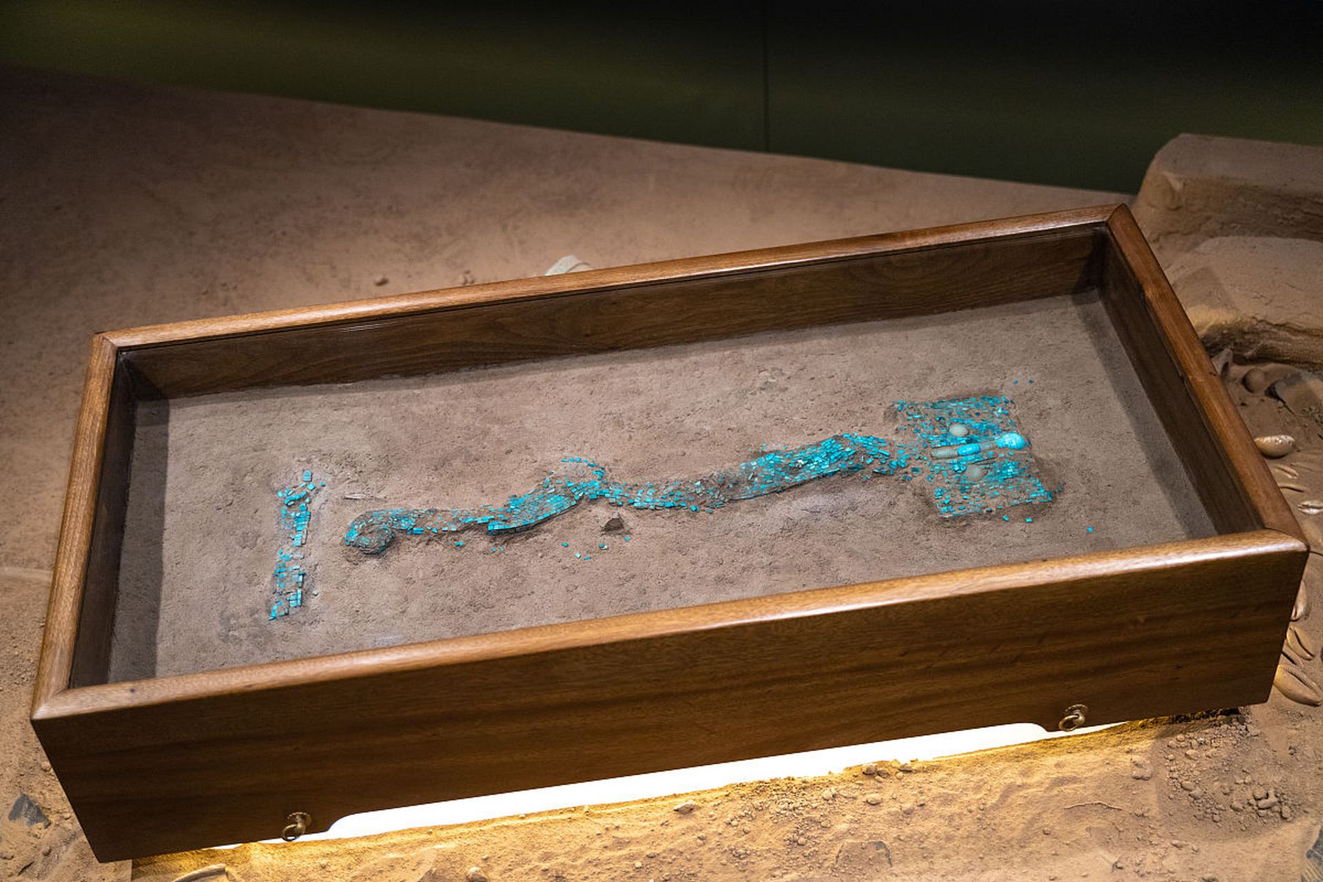 在二里头遗址发掘出土的绿松石龙形器,体现了华夏先民对龙的传承和