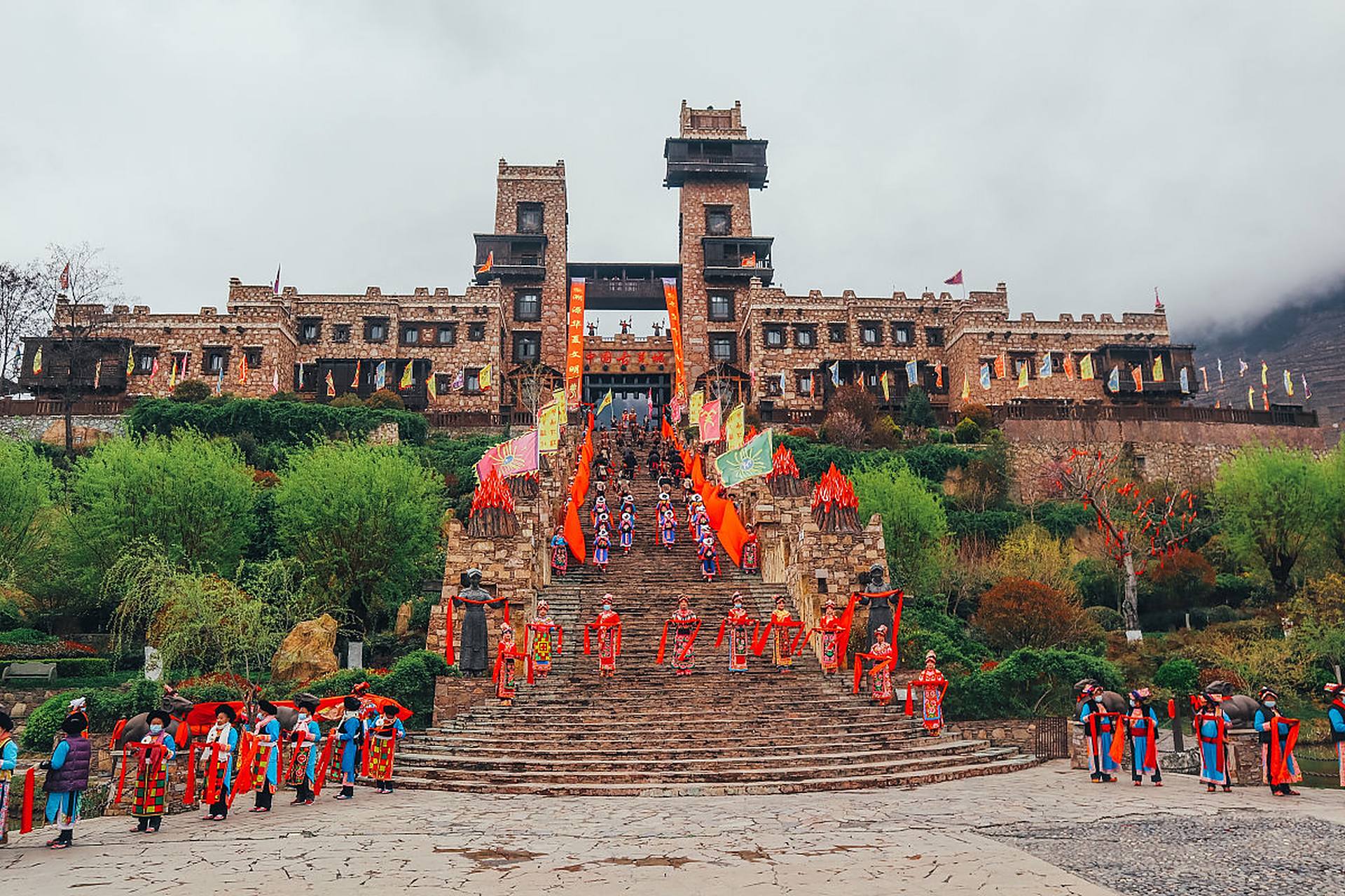 绵阳市北川羌城旅游区位于四川盆地西北部北川羌族自治县,由北川地震