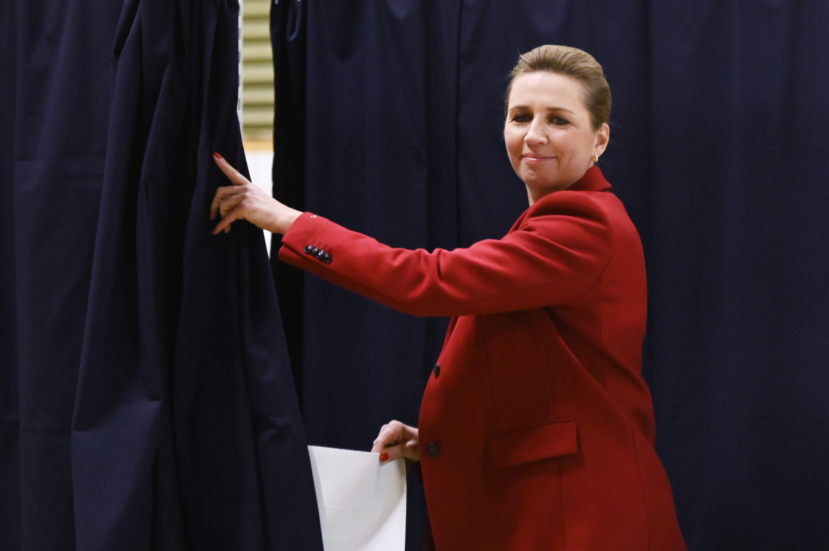 丹麦女首相掉鞋图片