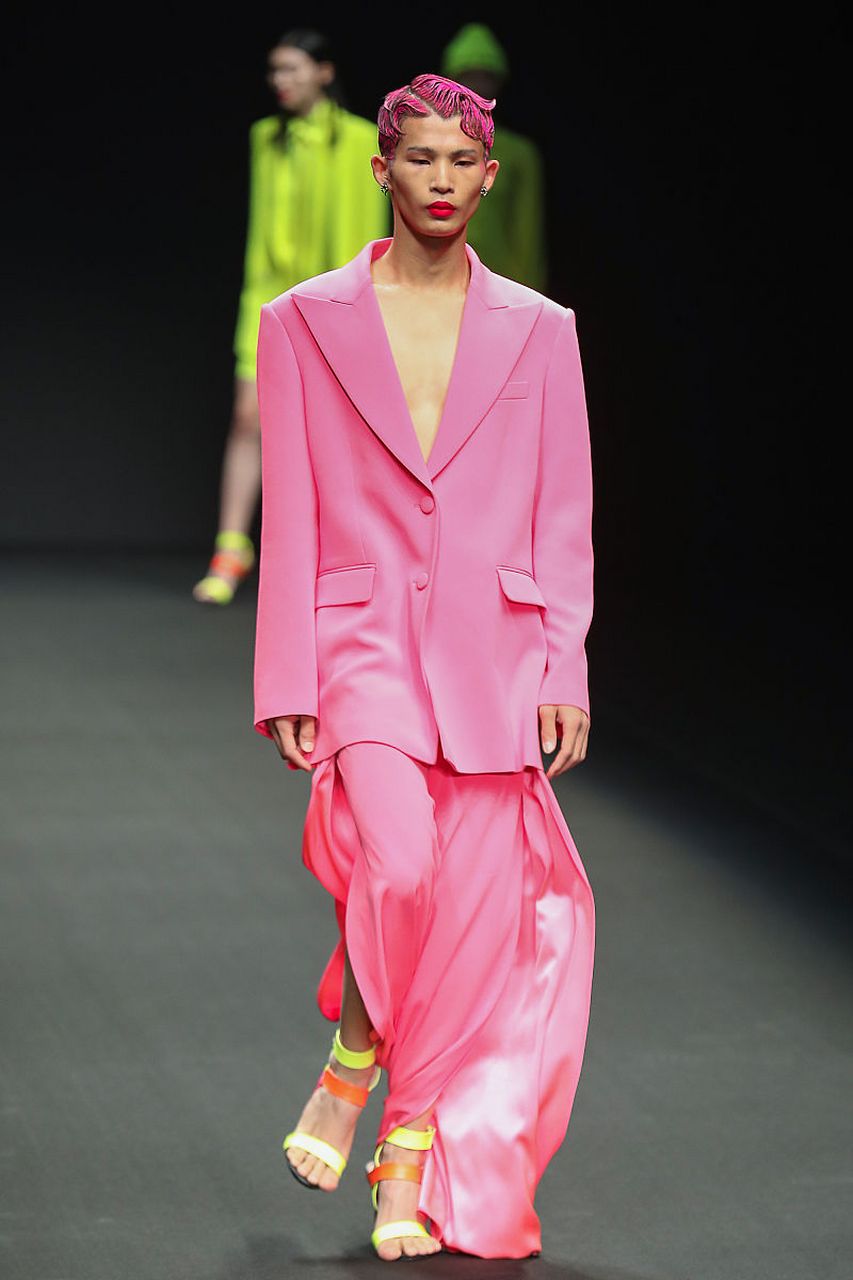 陆仙人巴黎时装周首秀 3月6日,陆仙人在巴黎时装周首秀,气质不输国际