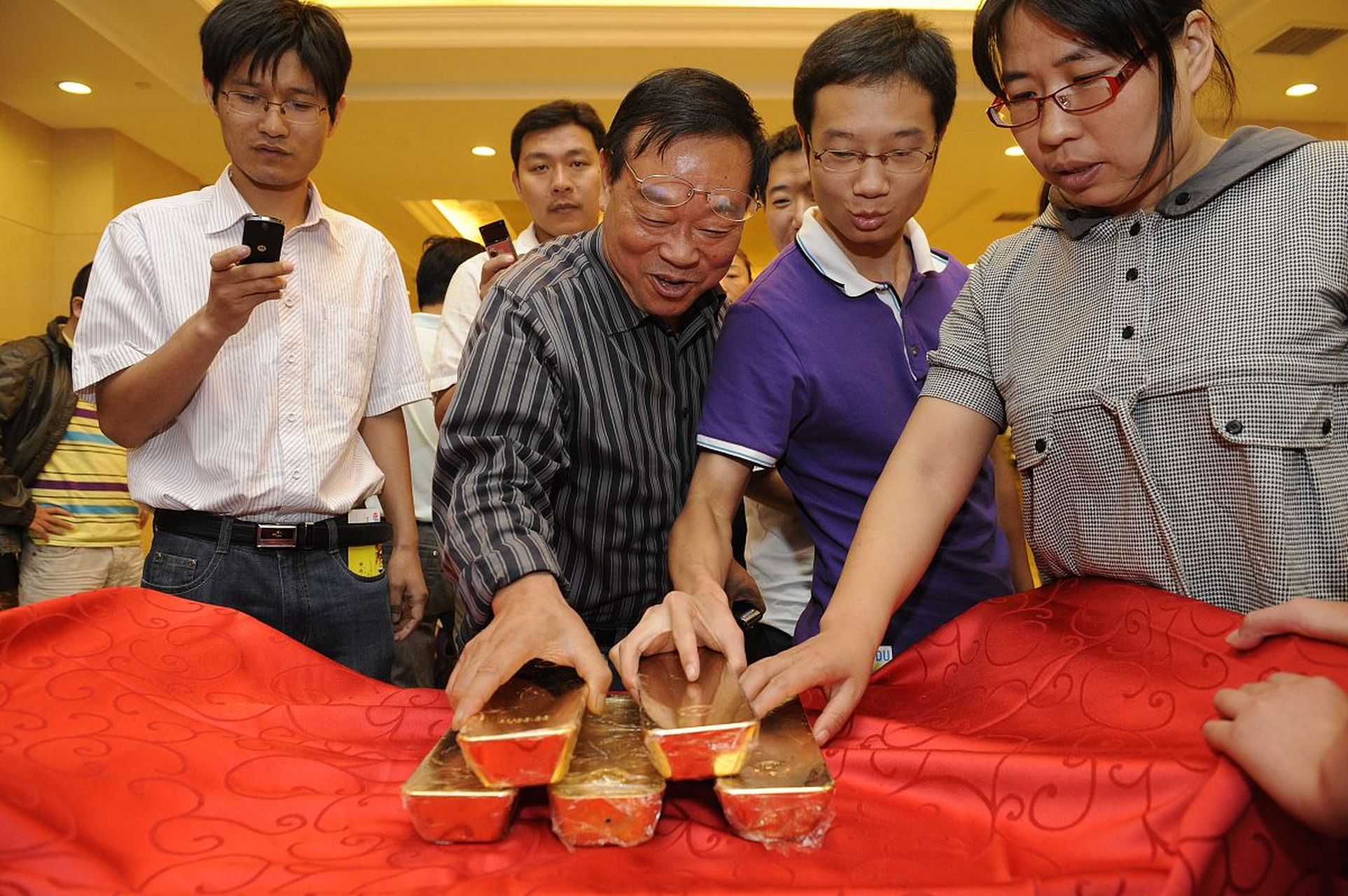 招远文旅局:单手拿起50斤金砖就送  5月3日,山东招远文旅局出"奇招"