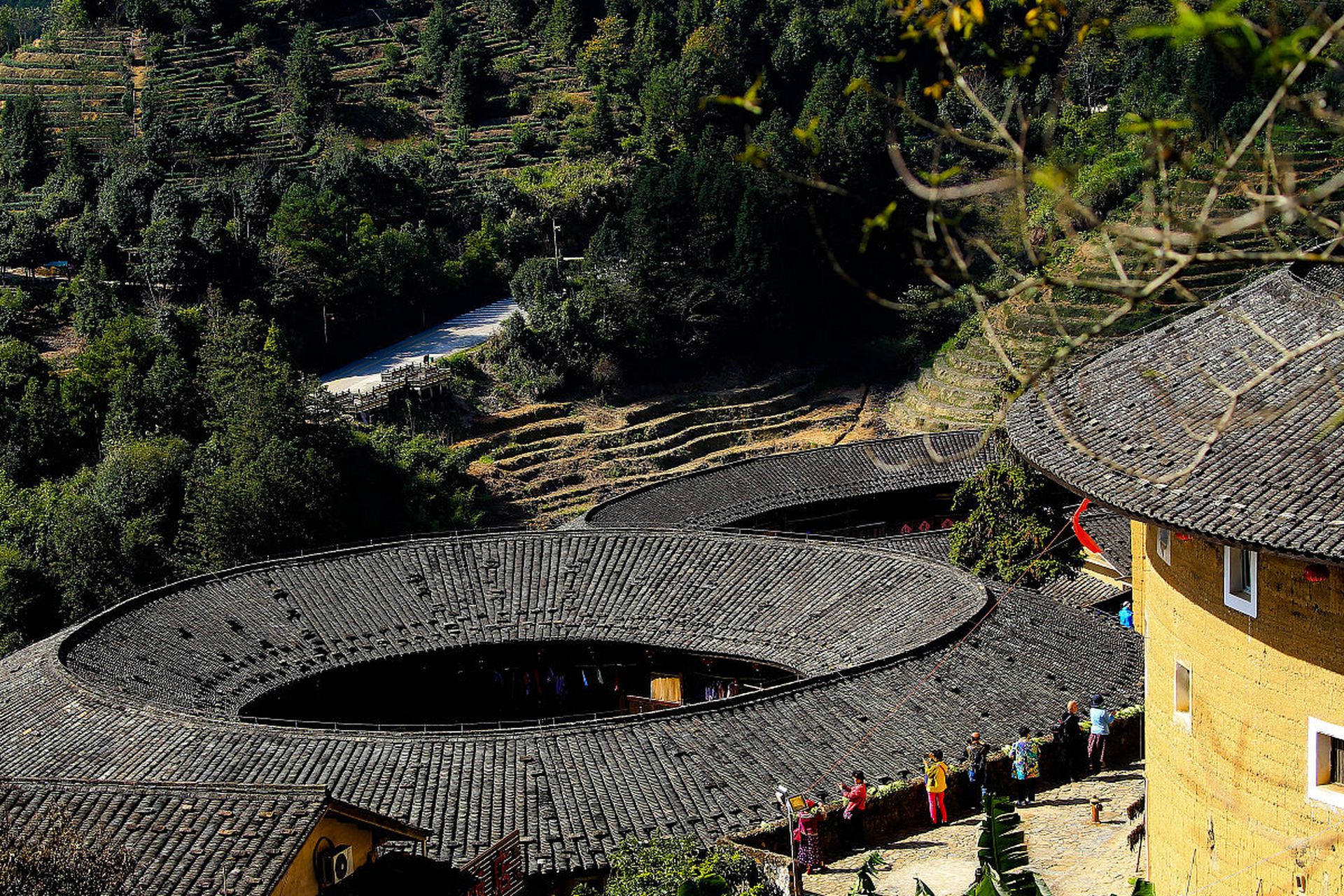 位于韶关市始兴县隘子镇,是广东省内保存最为完整的客家围屋之一,被誉