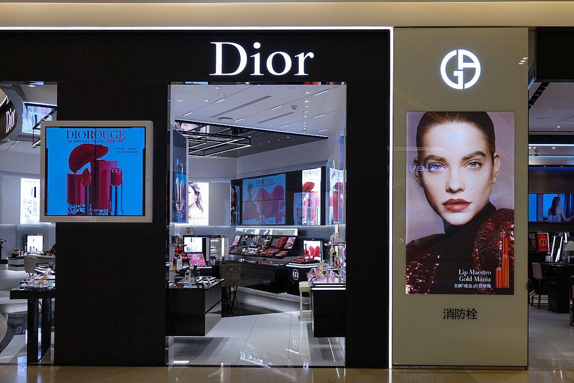 "9200元的迪奥凉鞋穿一天就破",门店:买了4个月顾客才反映,实在找不到