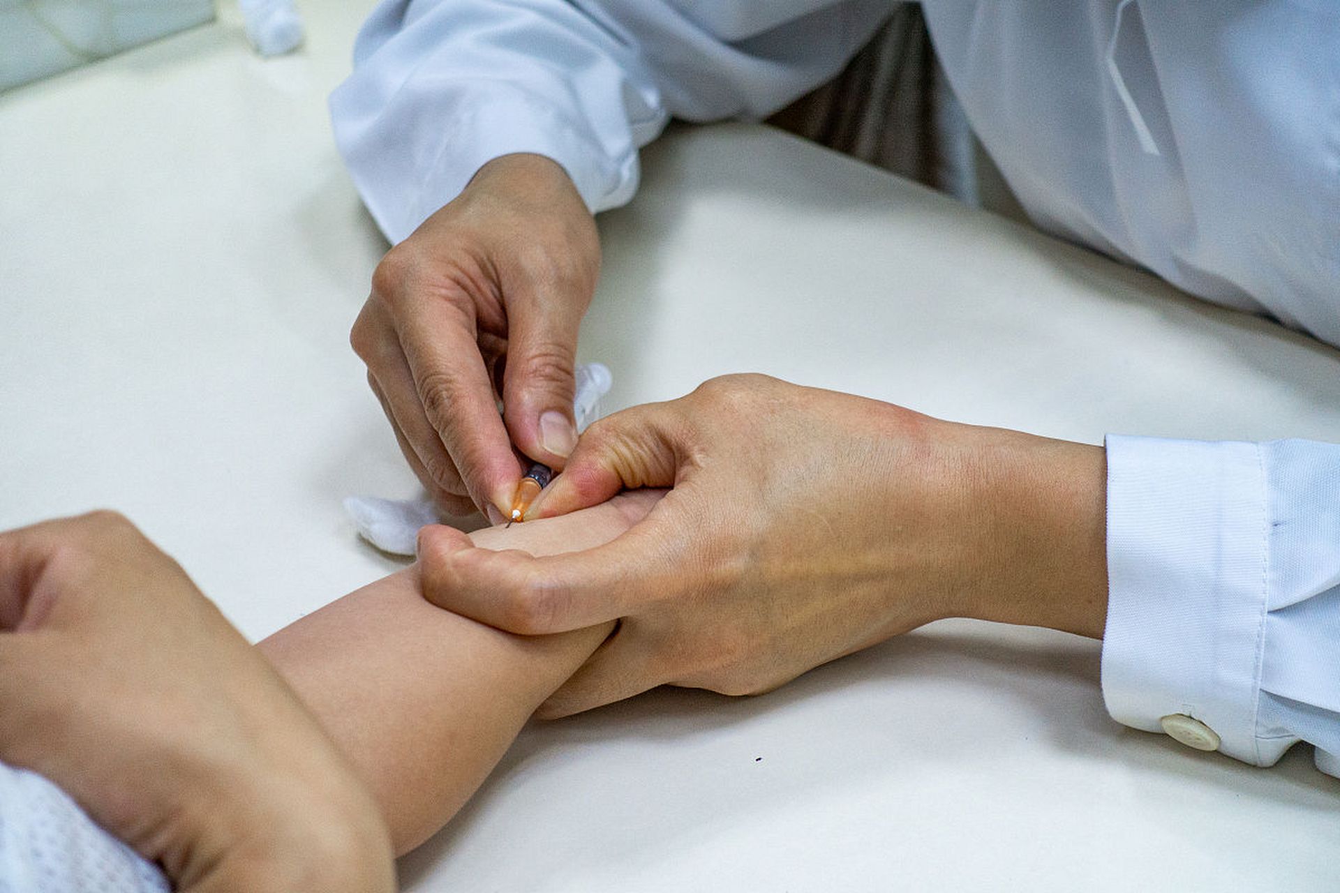 为什么打针前要推掉一点药水?  其实是为了保证治疗安全.当护士抽药水