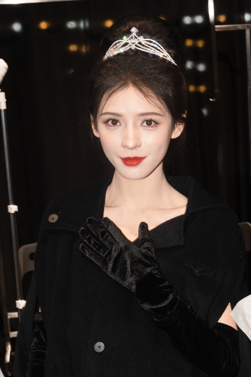 照片中的张予曦身着黑色露腰上衣,比例完美.