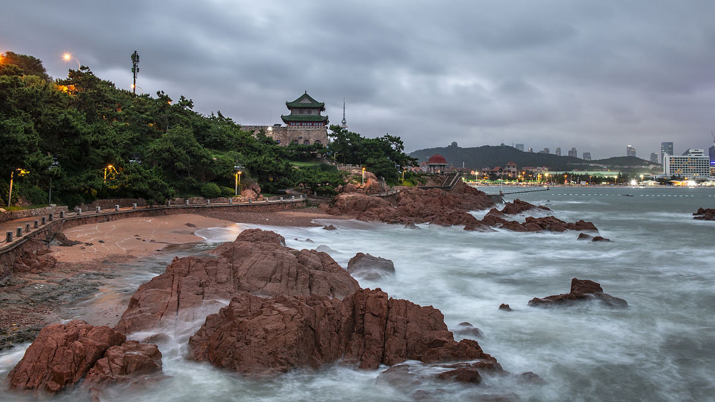 青岛是中国东海岸著名的海滨城市,以其优美的海景和清新的空气而闻名