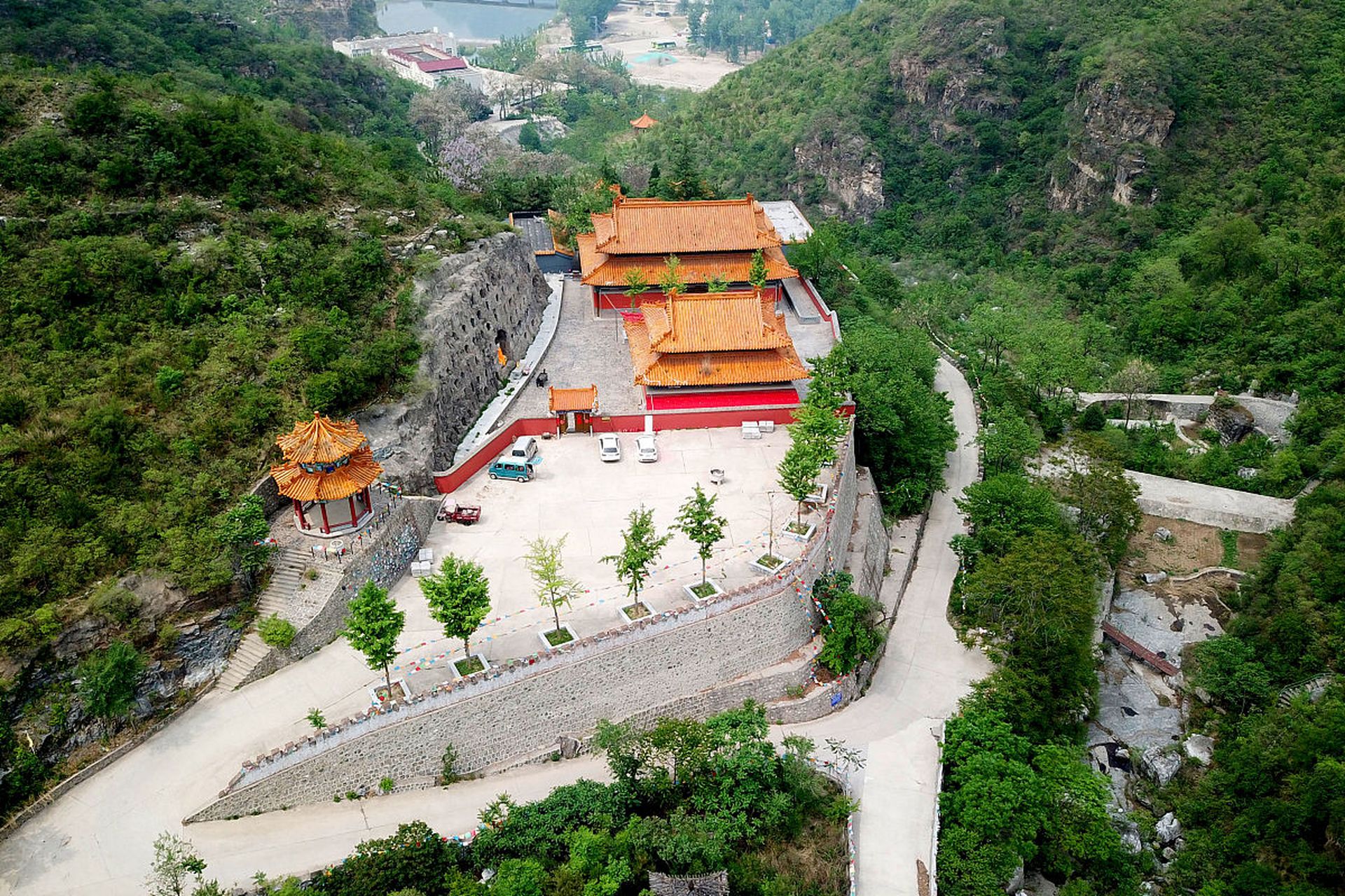 北武当山风景区有两处,一处位于河北省邢台市沙河市西部山区,主峰金顶