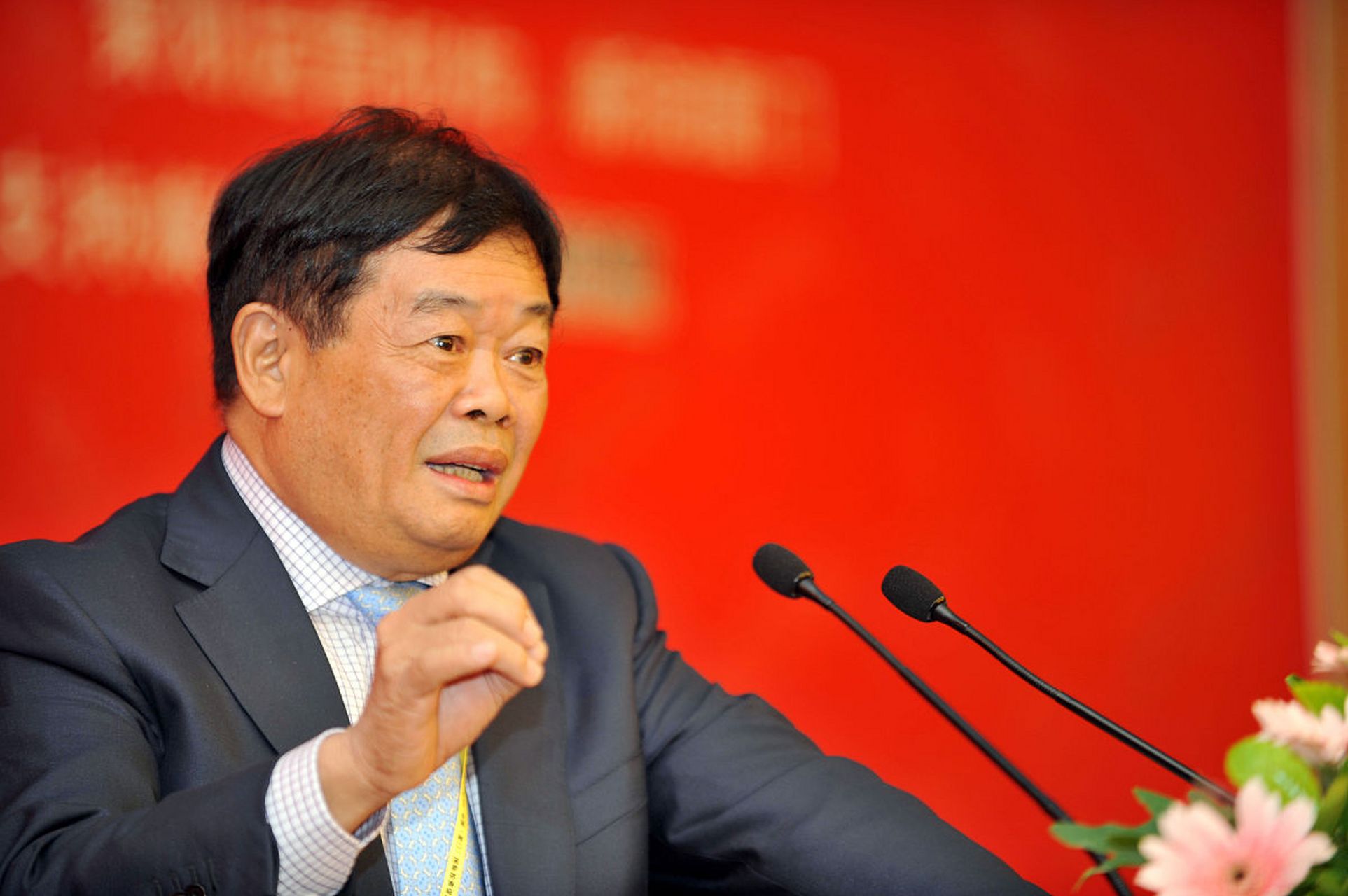 有人问曹德旺,你给社会捐了那么多钱,为什么却不考虑给自己的员工涨