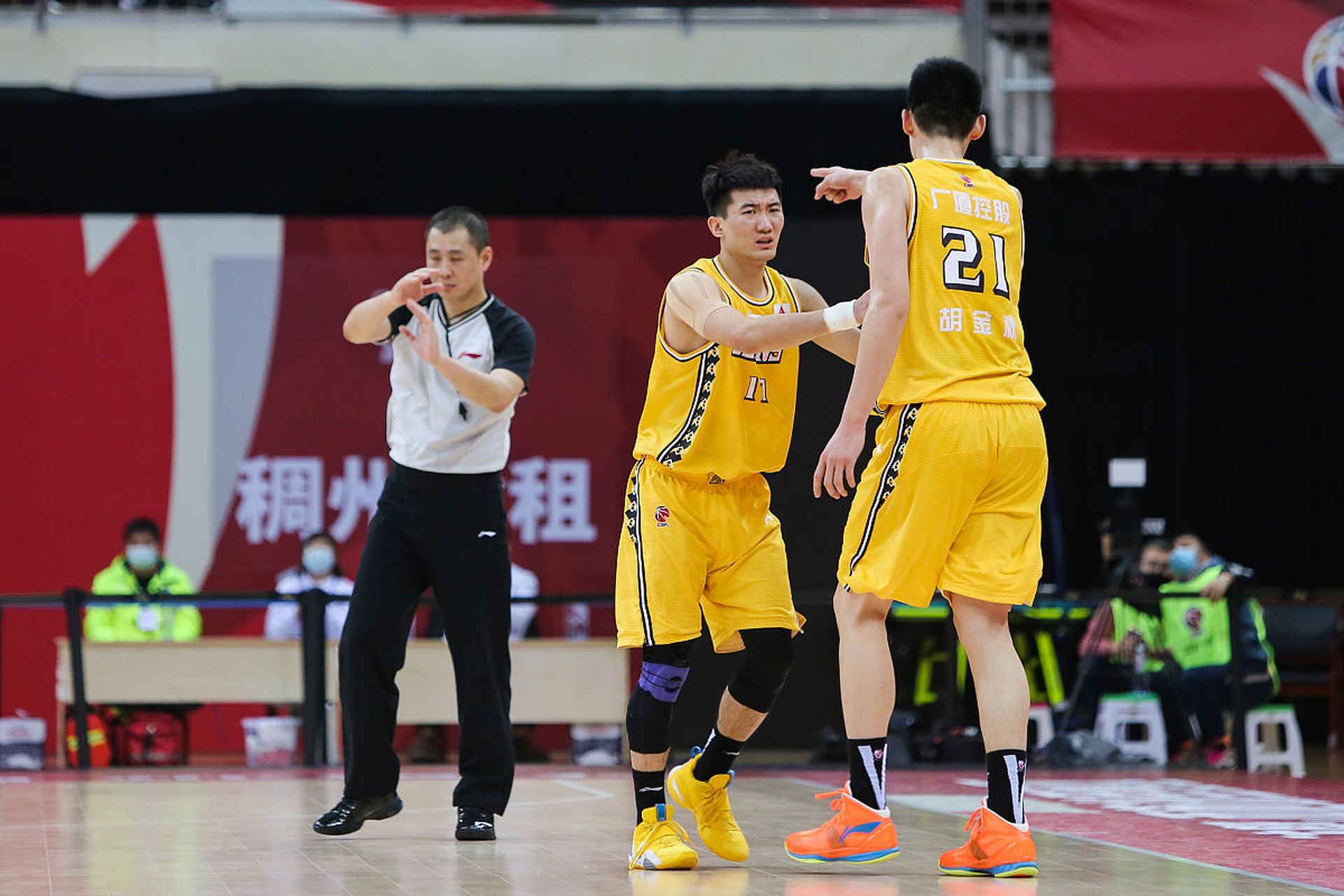 胡金秋高效轰下28分12篮板1助攻1抢断,一人统治了内线!