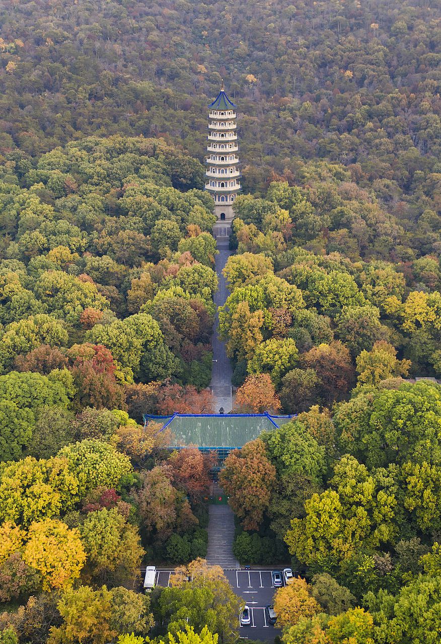 钟山是西安的一座美丽山峰,提供了远足和户外活动的绝佳场所.