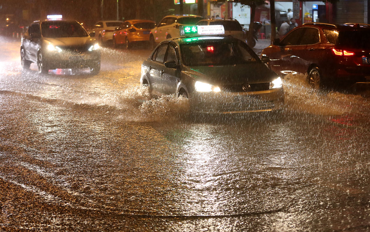 暴雨中的海口道路状况简直就像是一个天然的游泳池,车辆驶过,溅起的