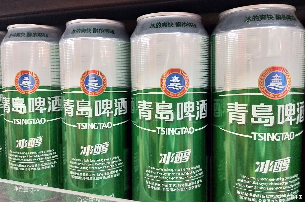 青岛啤酒在面对"工人在原料仓小便"的指控时,迅速做出回应,显示了企业