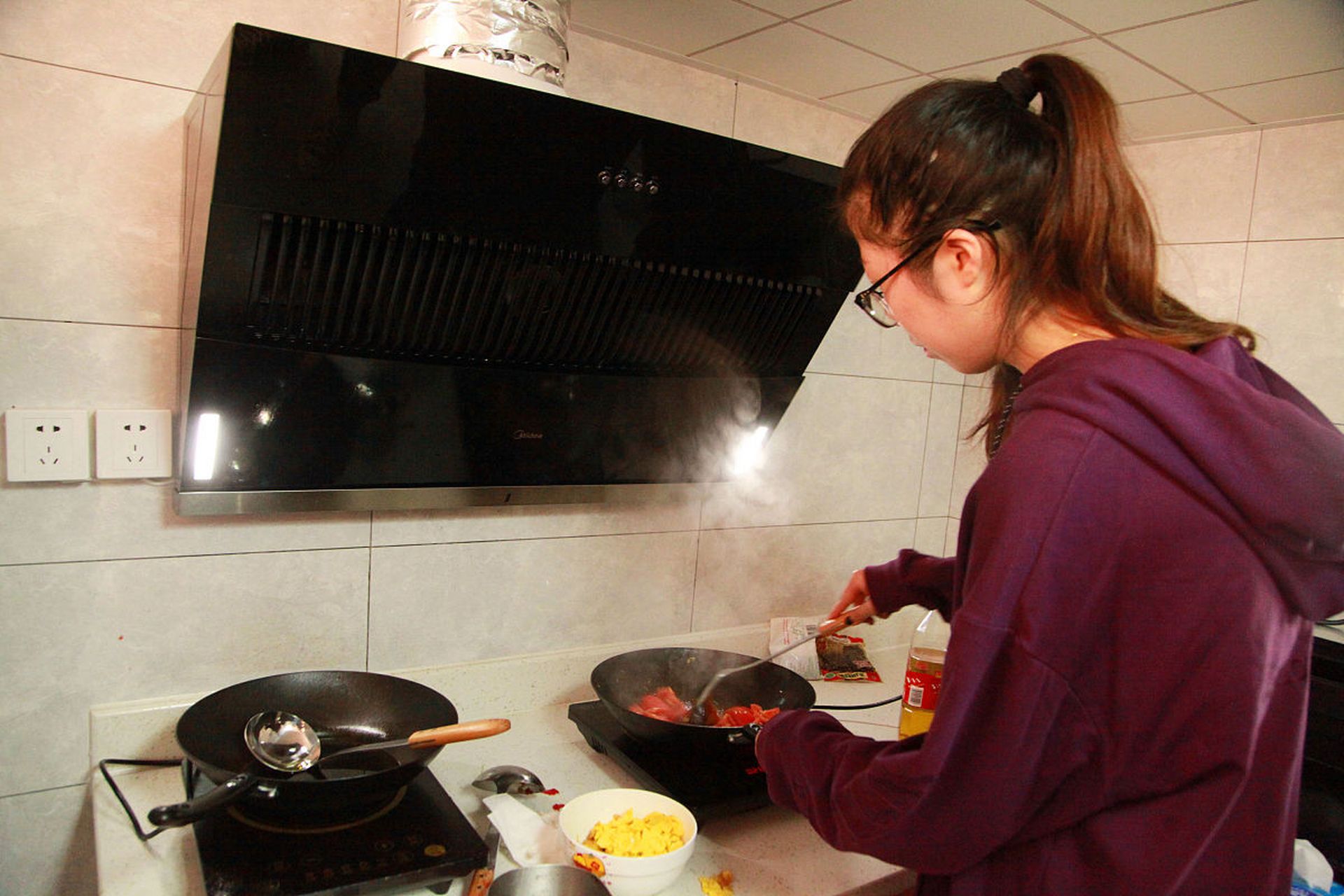 第一批大学生已经回家做饭了,学历无用论是否合理?