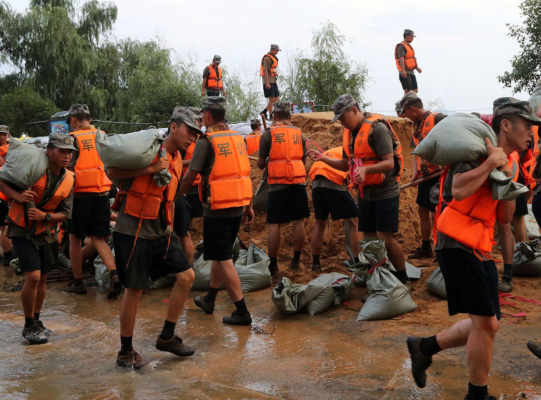 多地报道解放军英勇救灾场面.