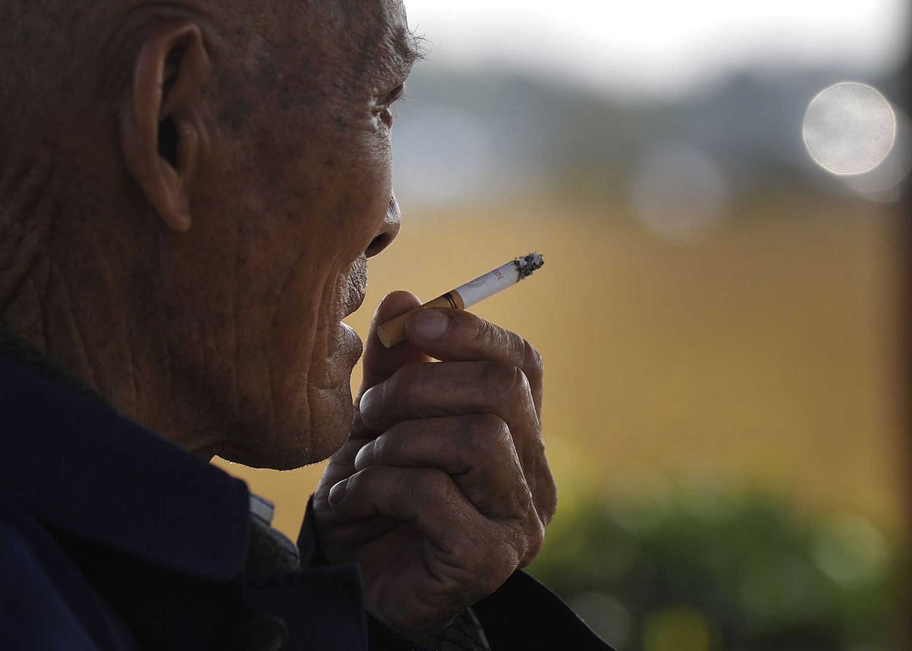 父亲来我家,在客厅抽烟,我就和父亲说,抽烟对小孩不好,这么多年过去了