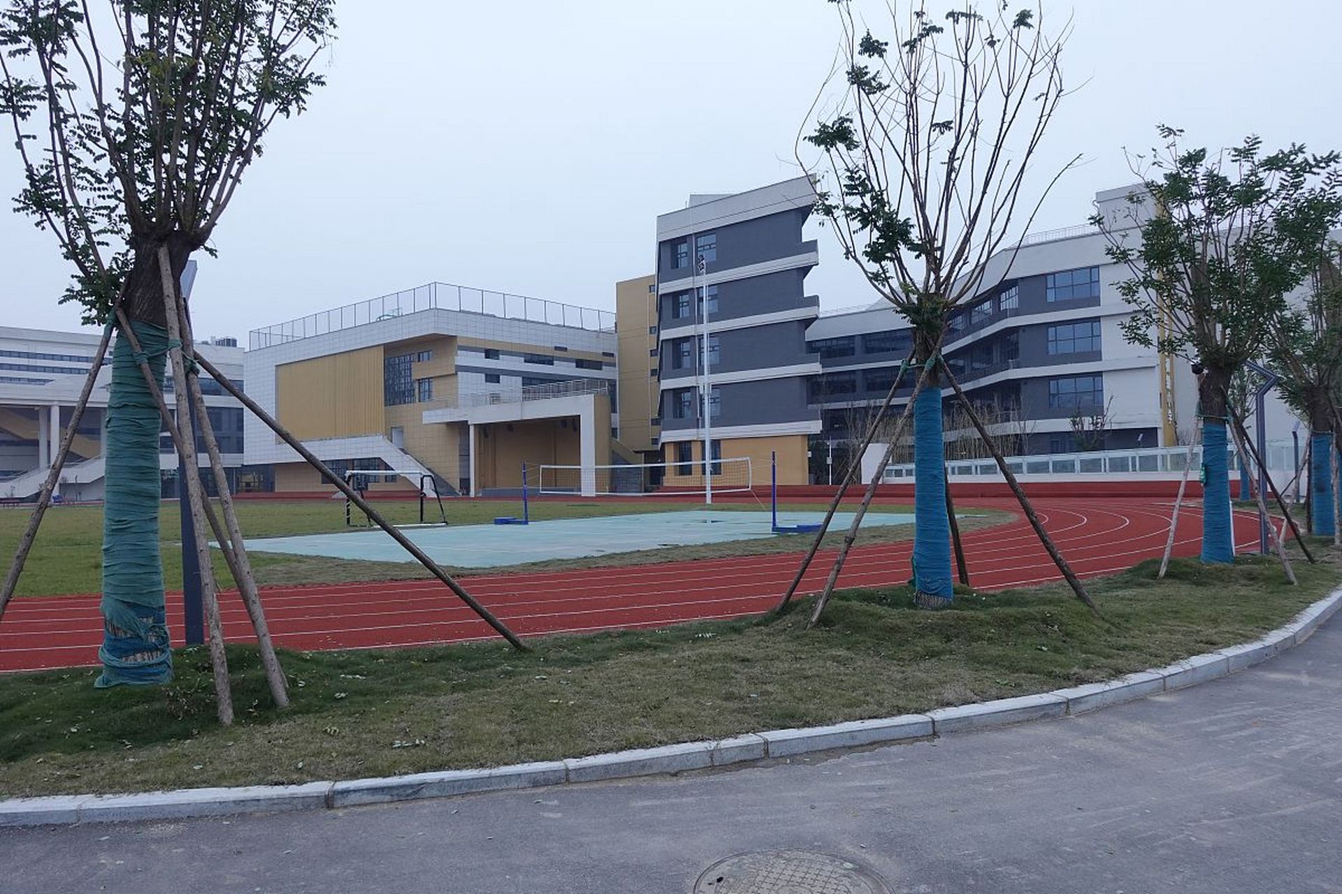 浙江省黄岩中学改名为台州市黄岩中学,只是把前缀的省名改成了市名