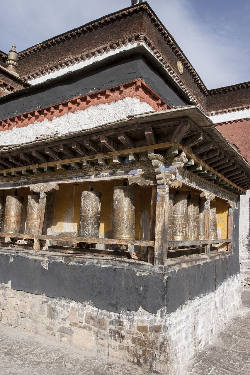 区日喀则市江孜县的江孜镇上,有一座独特的藏传佛教寺院——白居寺