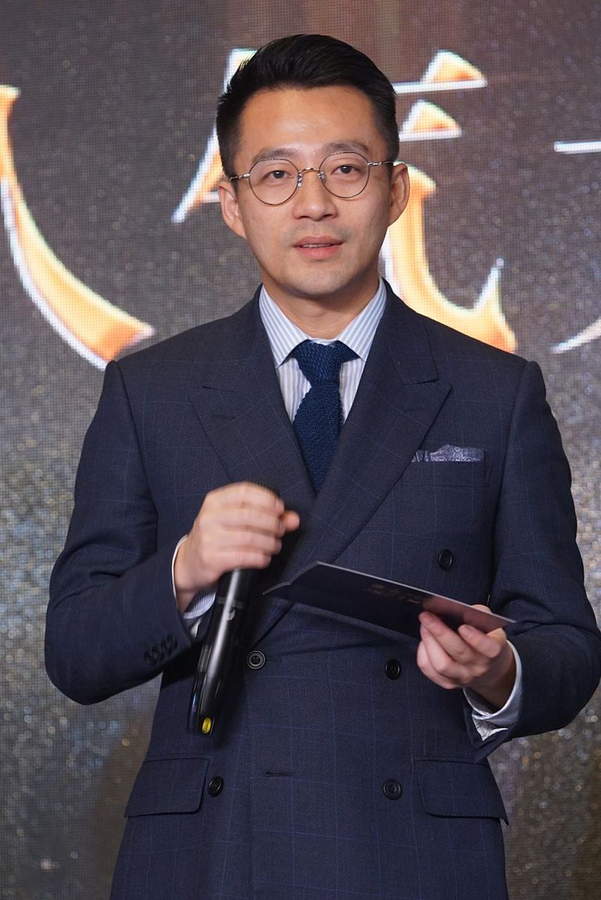 小玥儿得有多高兴.媒体也拍到他在湾湾穿戴朴实,低调,外带餐食.